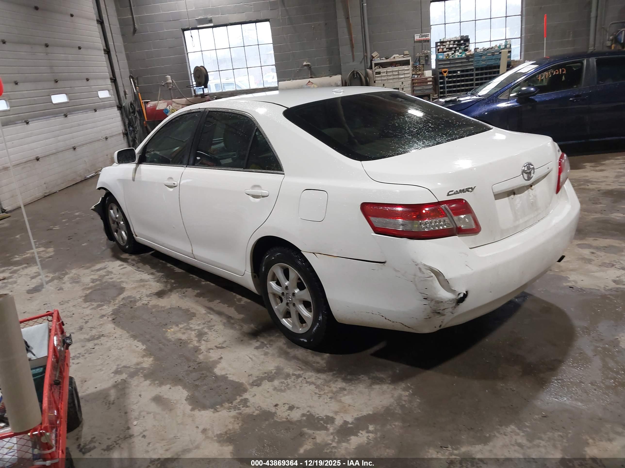 TOYOTA CAMRY image 3