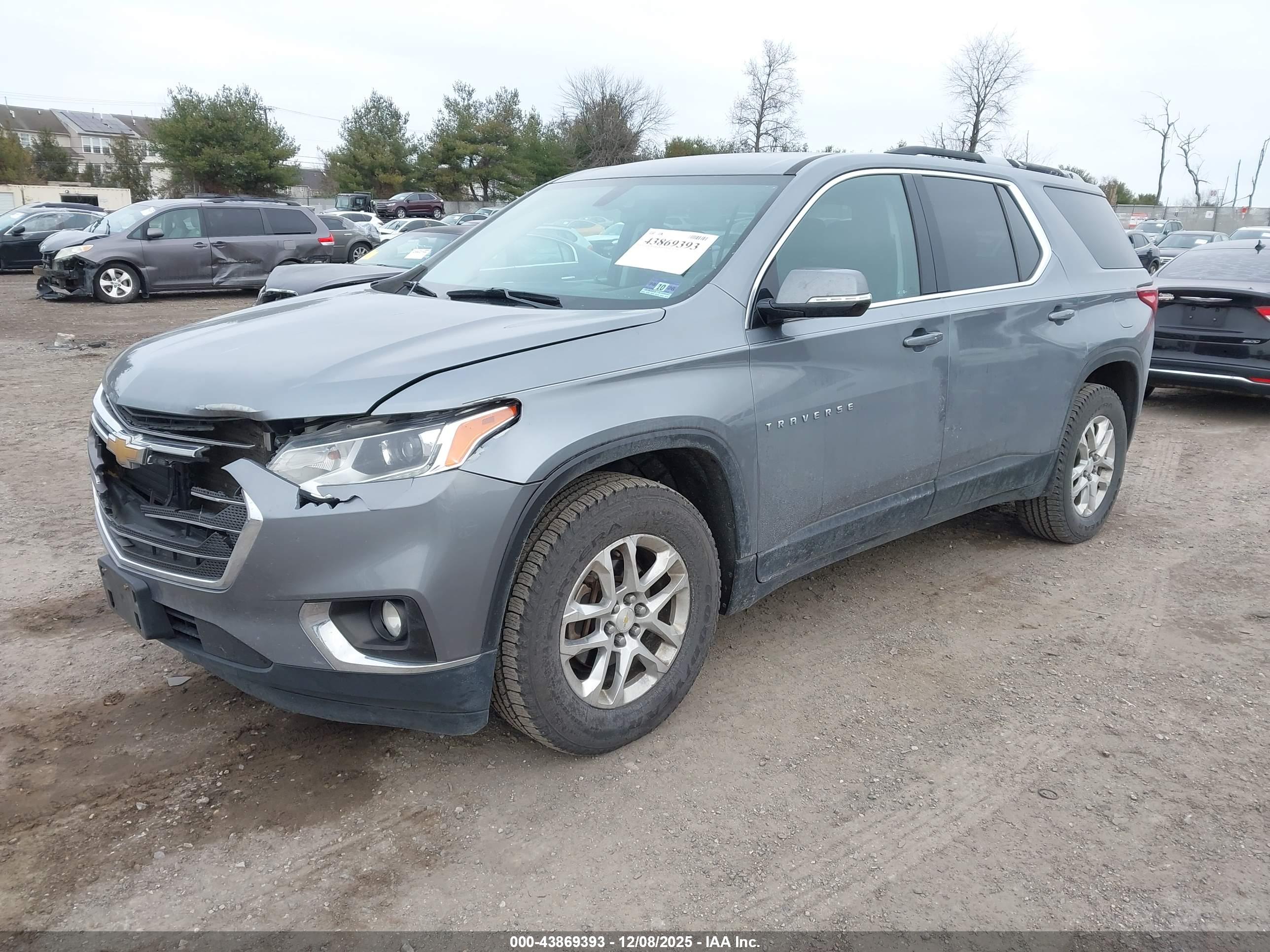 CHEVROLET TRAVERSE image 2