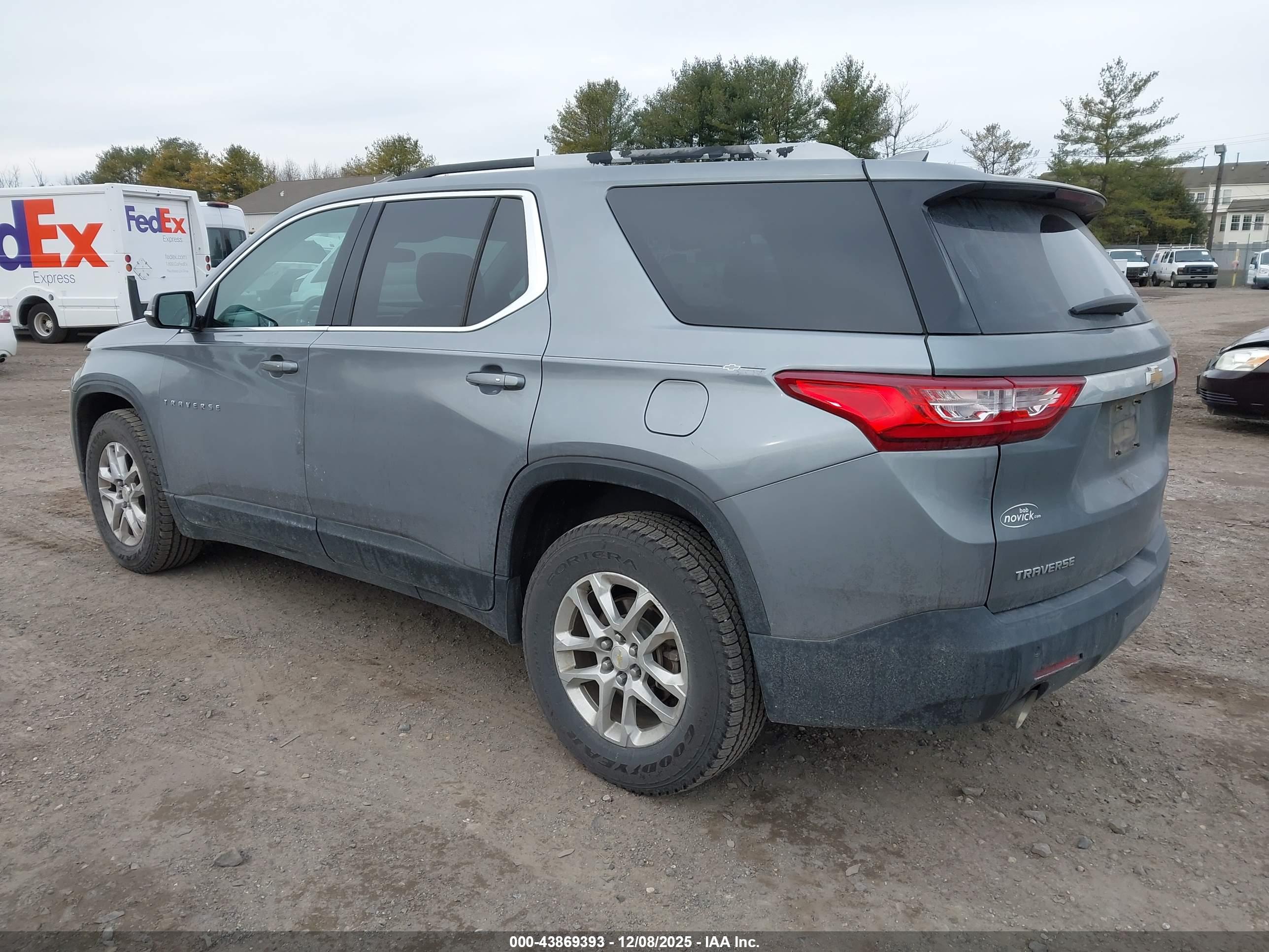 CHEVROLET TRAVERSE image 3
