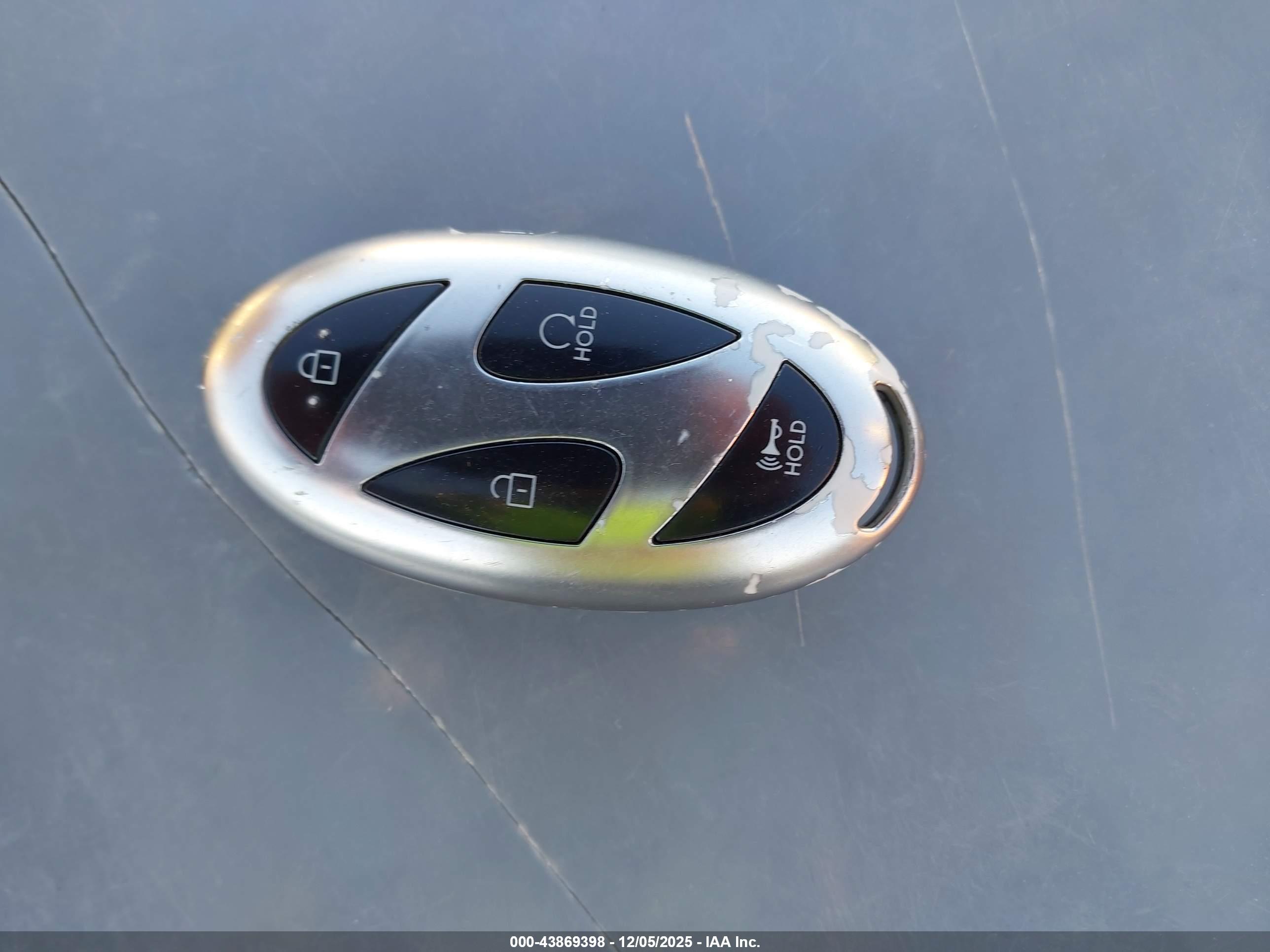 HYUNDAI SANTA image 11