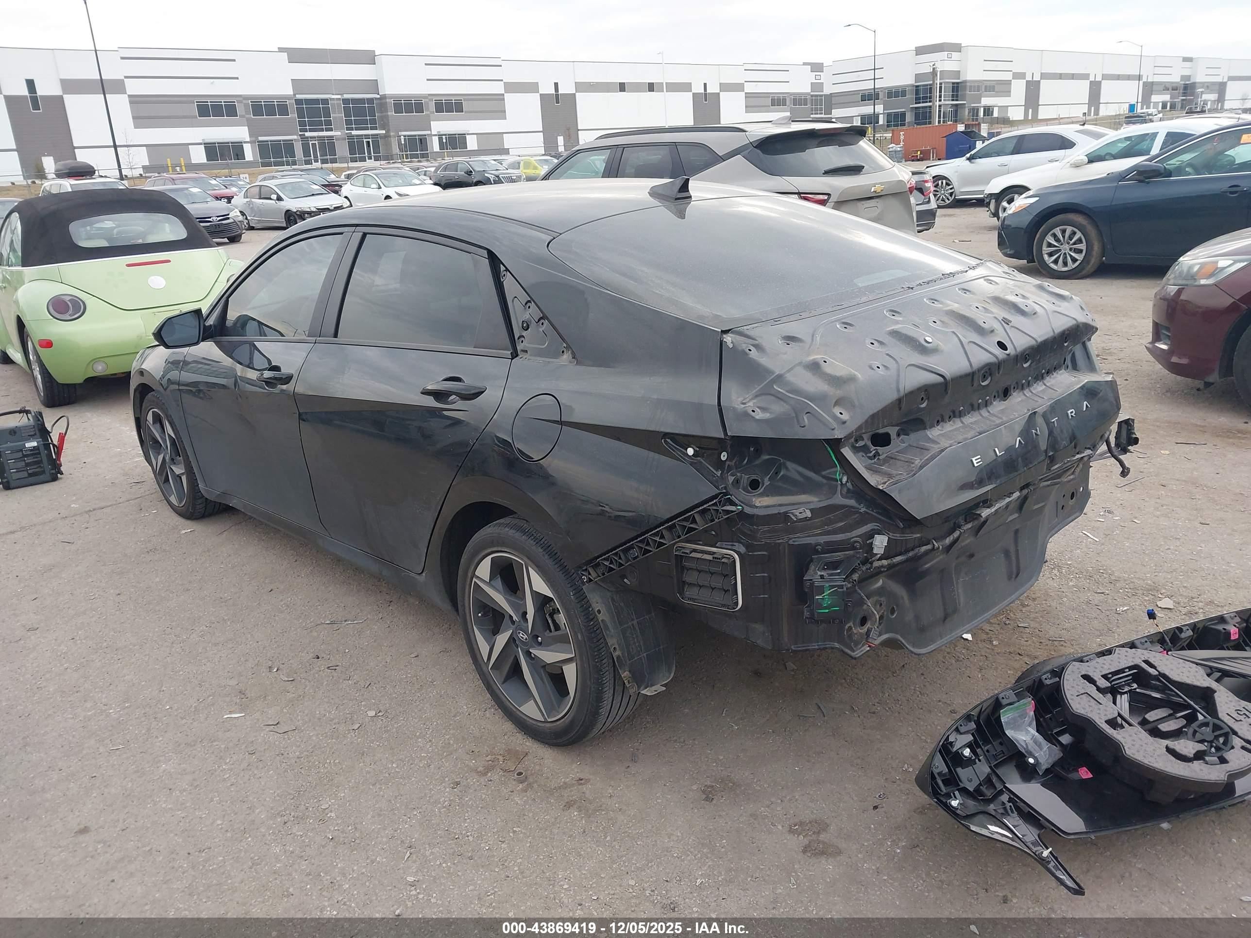 HYUNDAI ELANTRA image 3
