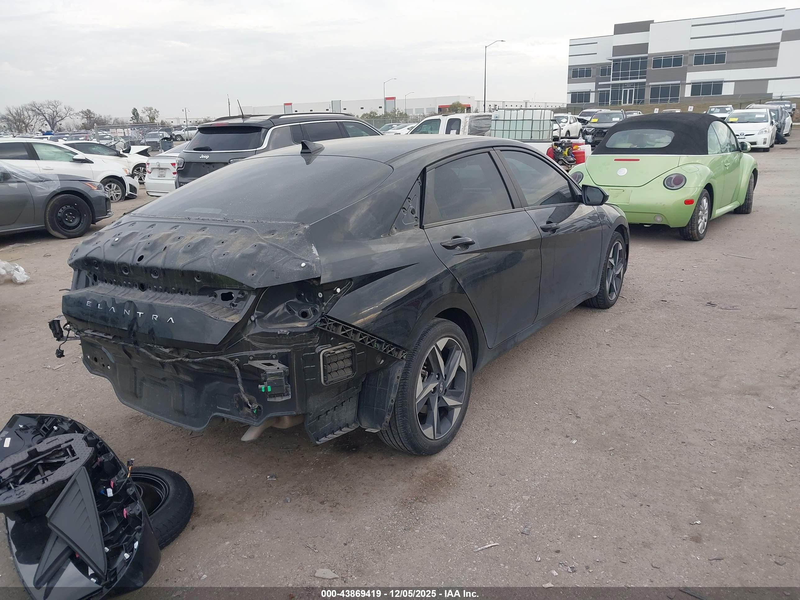 HYUNDAI ELANTRA image 4