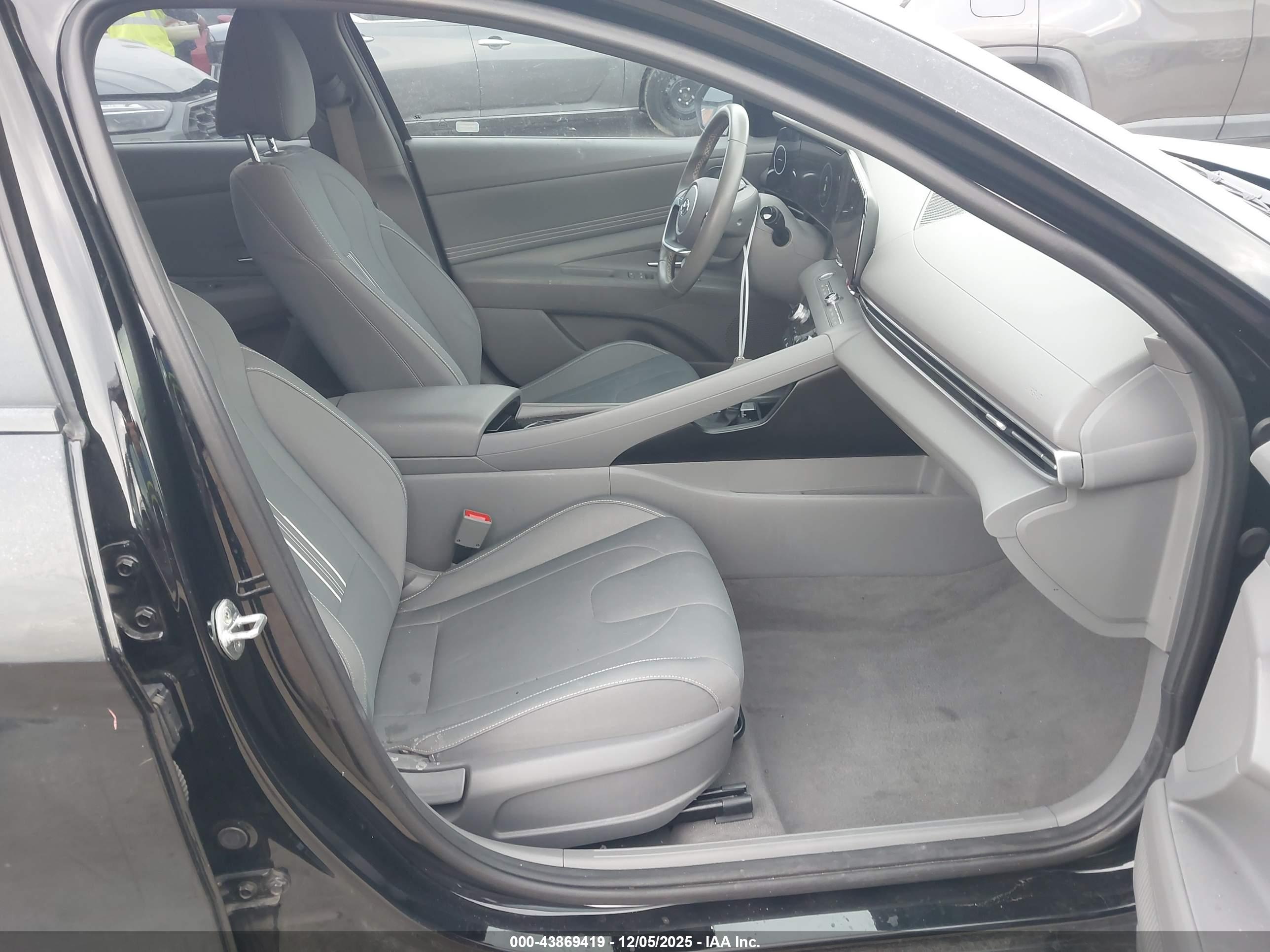 HYUNDAI ELANTRA image 5