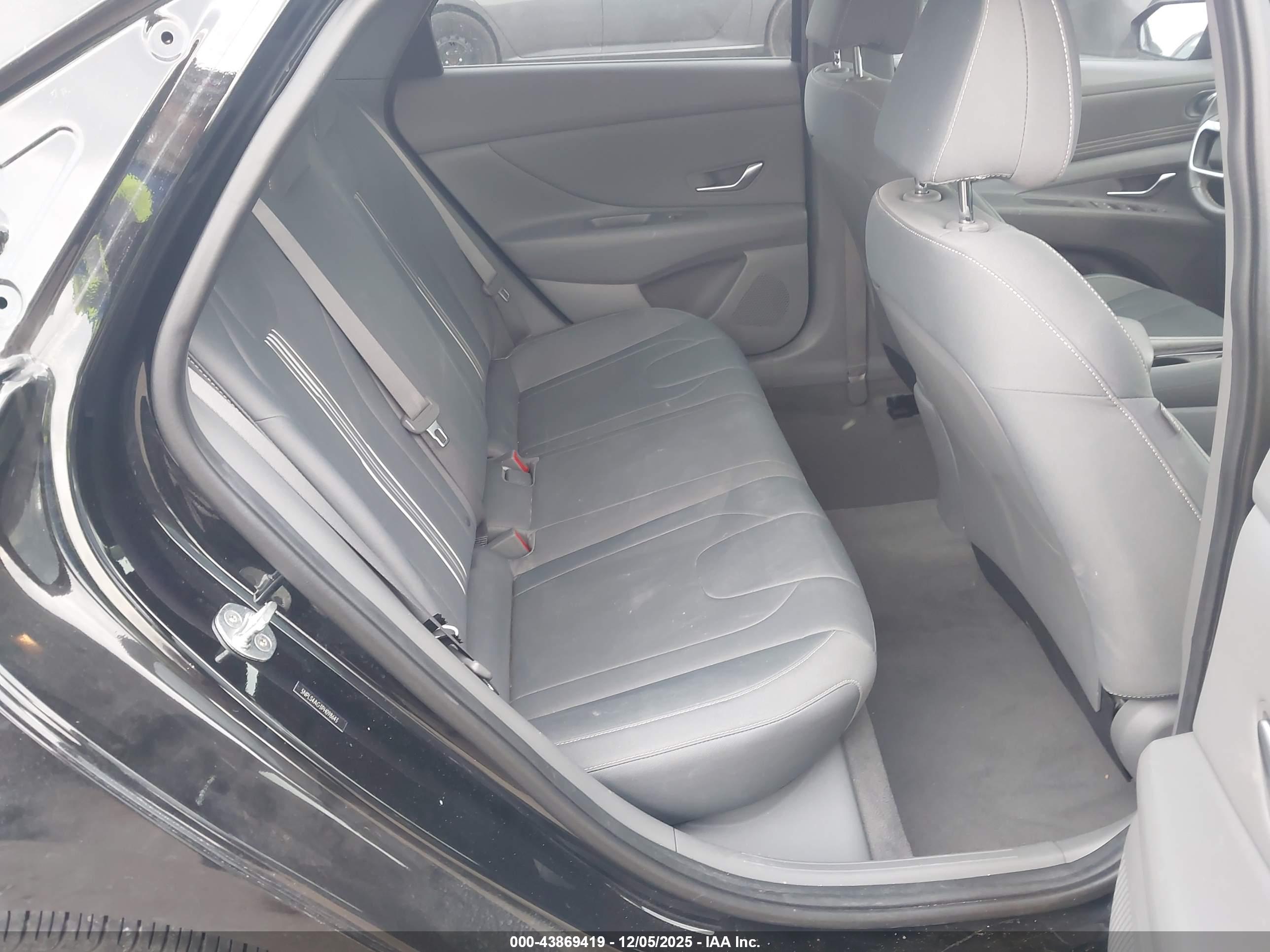 HYUNDAI ELANTRA image 8