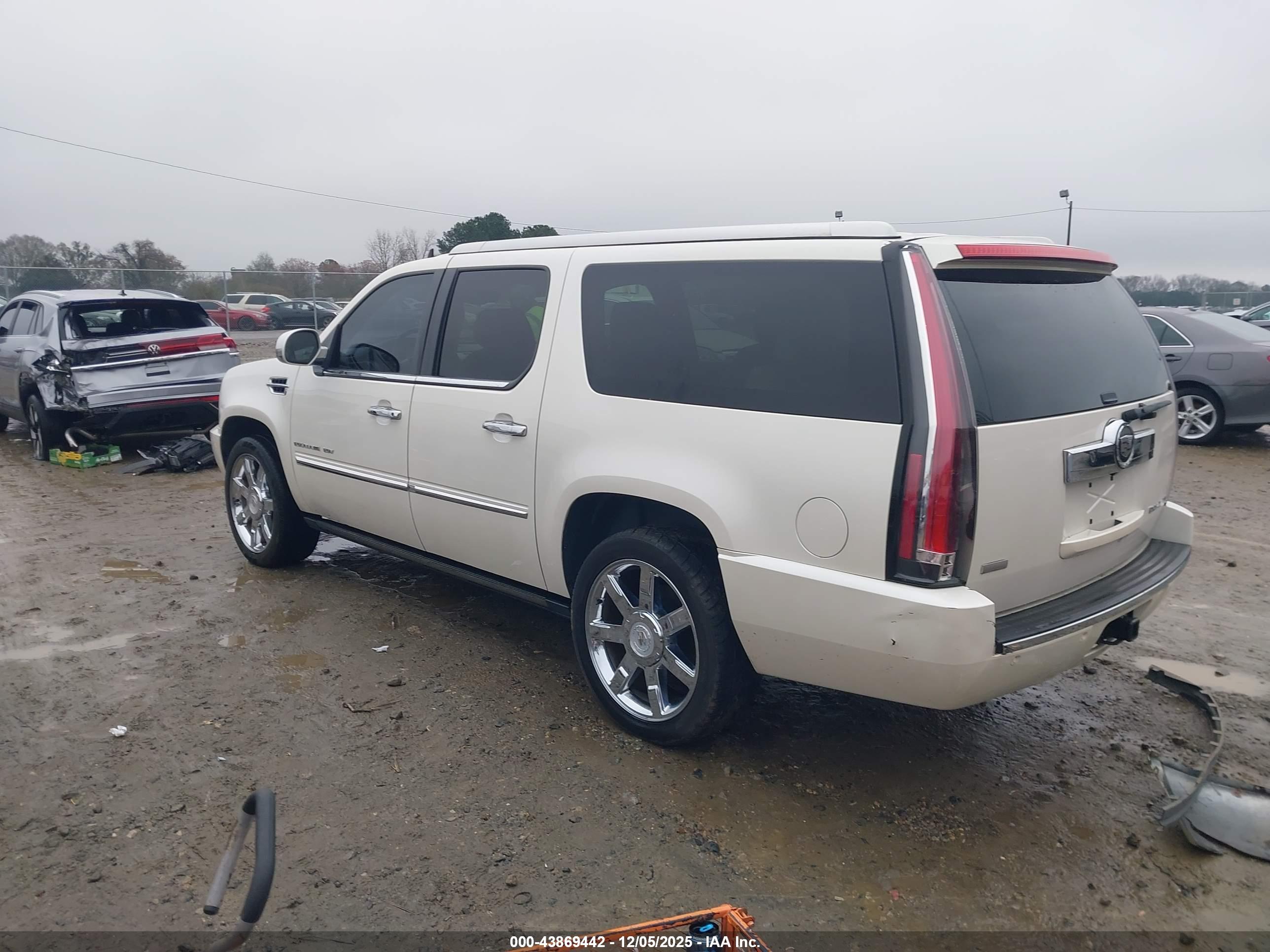 CADILLAC ESCALADE image 3