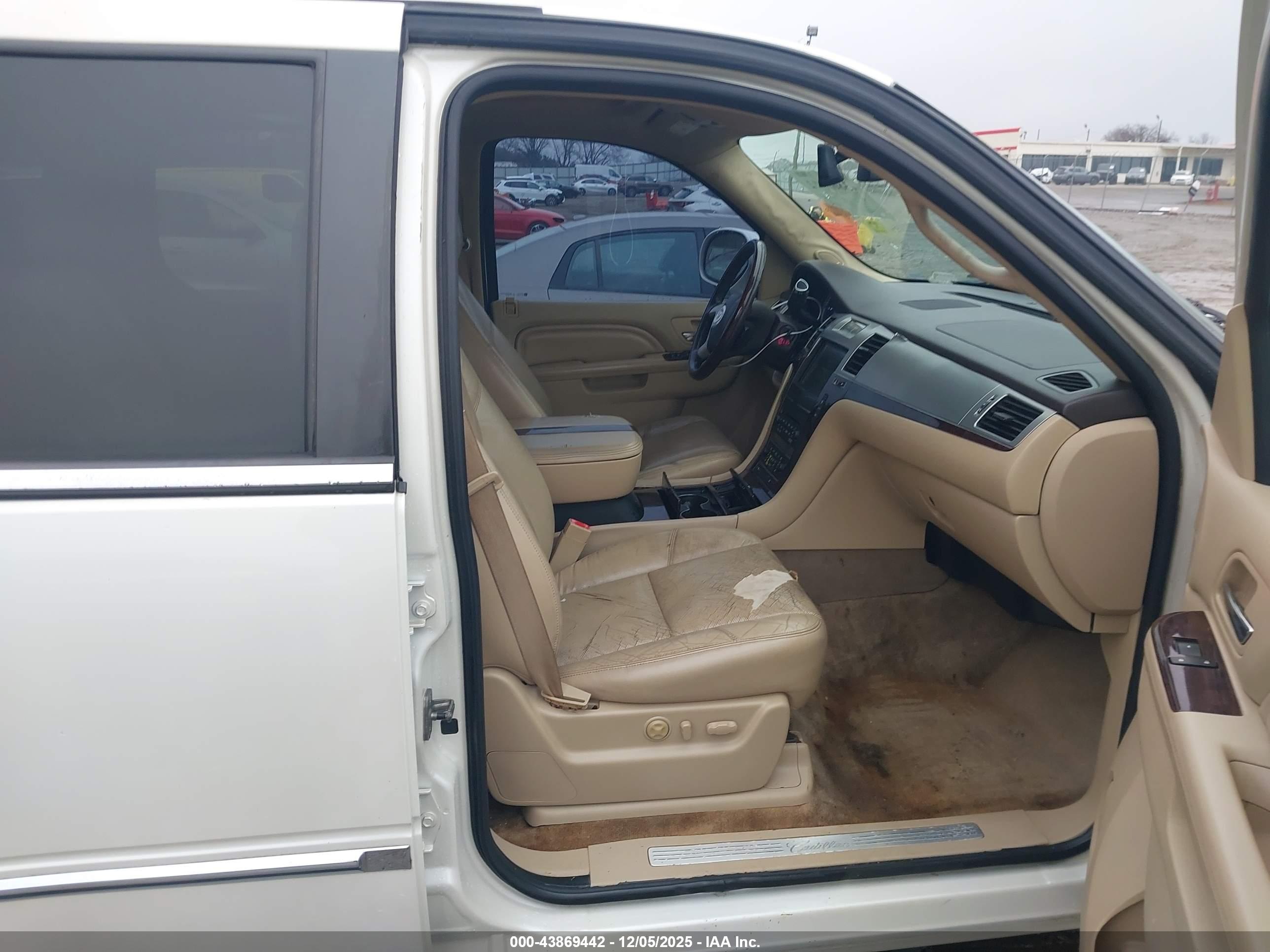CADILLAC ESCALADE image 5