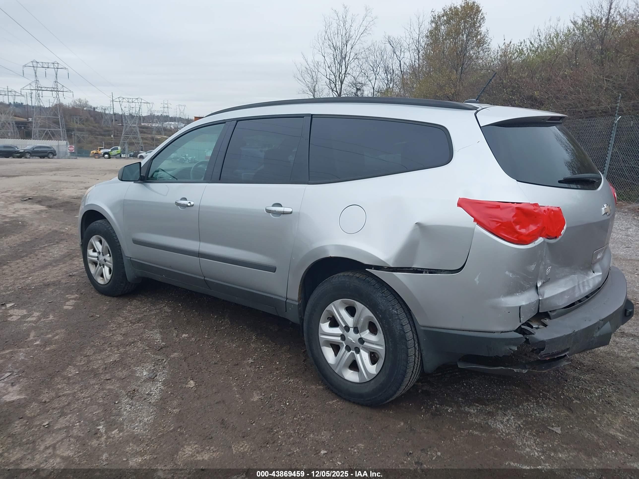 CHEVROLET TRAVERSE image 3