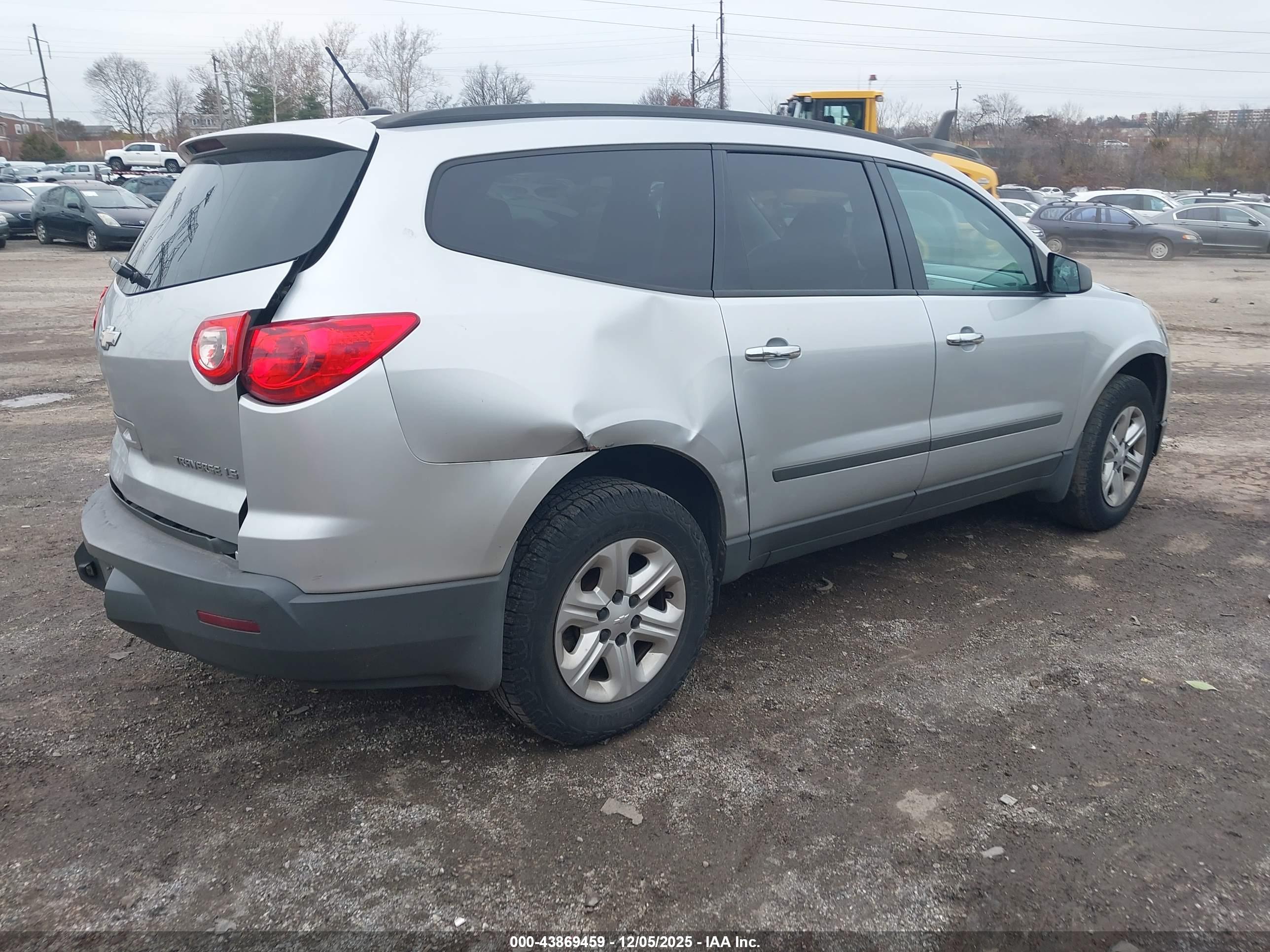 CHEVROLET TRAVERSE image 4