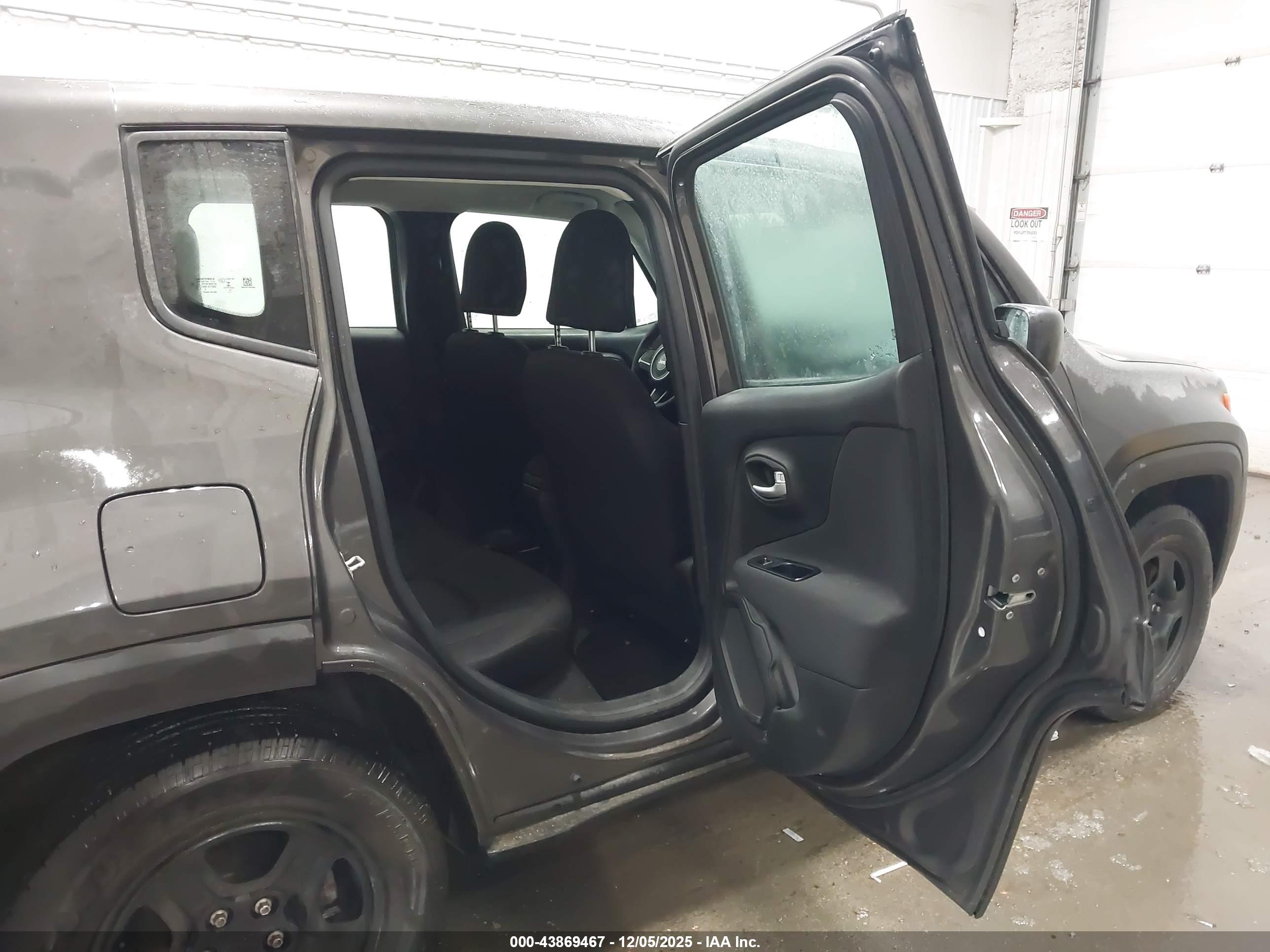 JEEP RENEGADE image 8