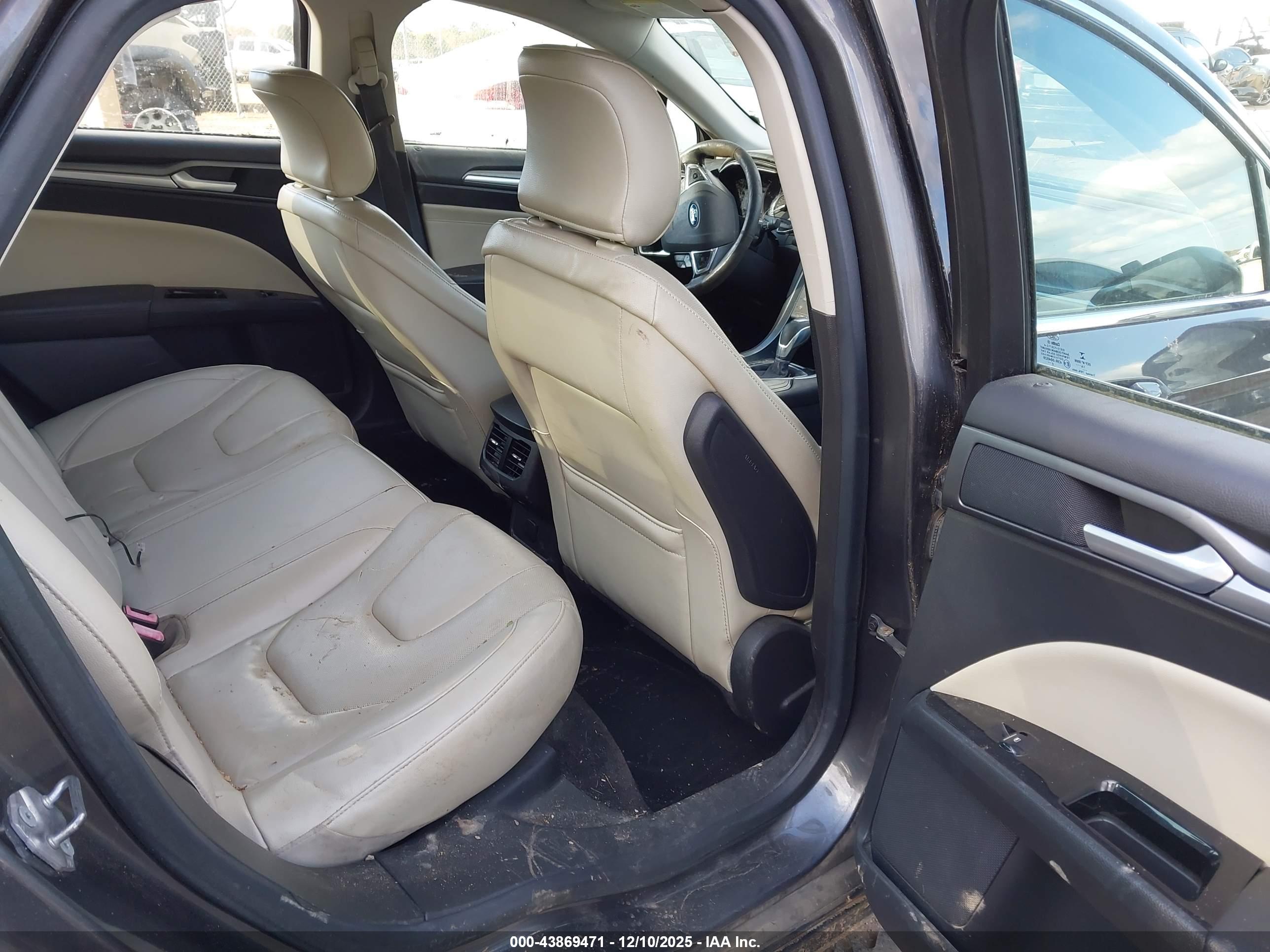 FORD FUSION image 8