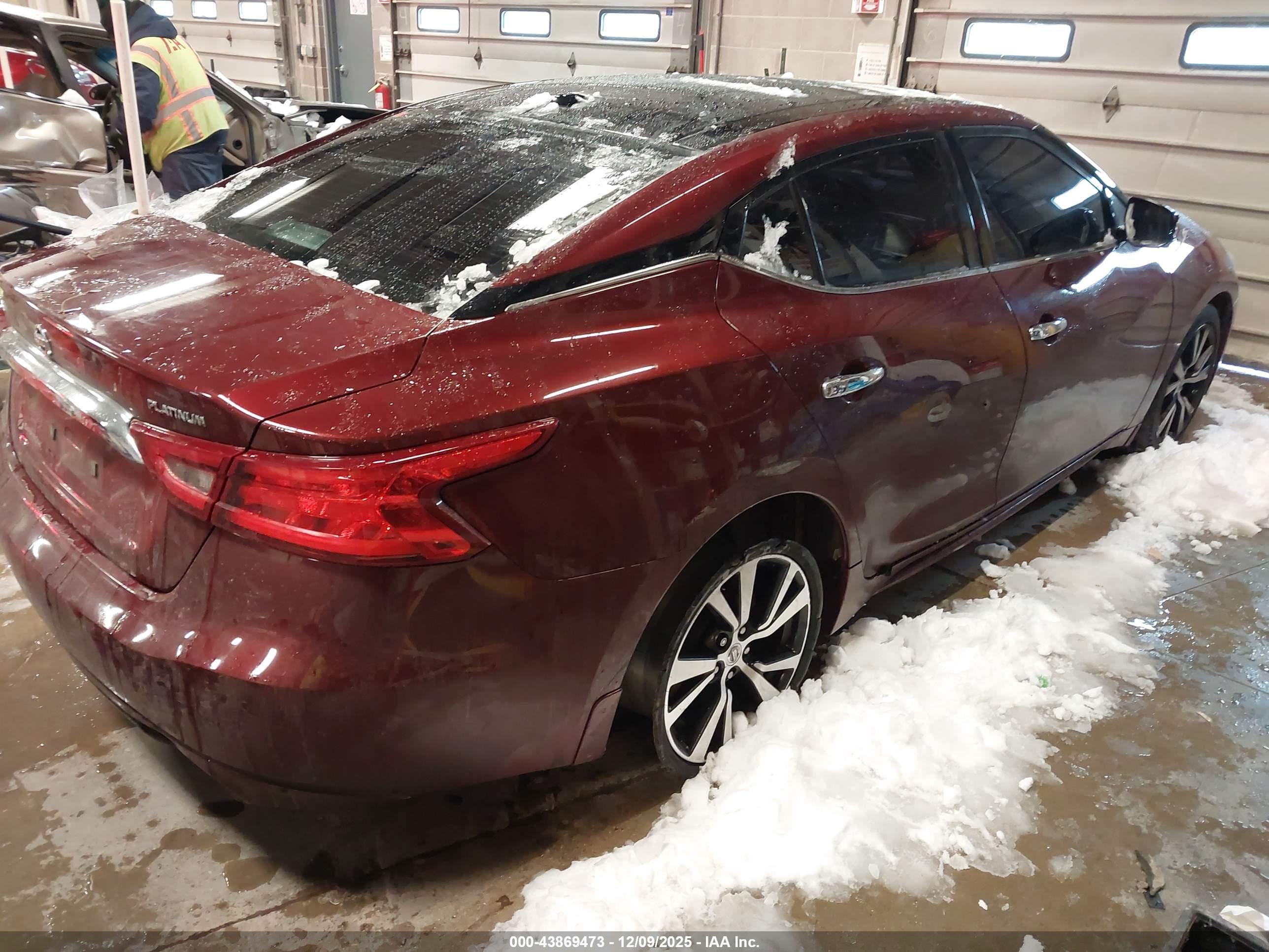 NISSAN MAXIMA image 4