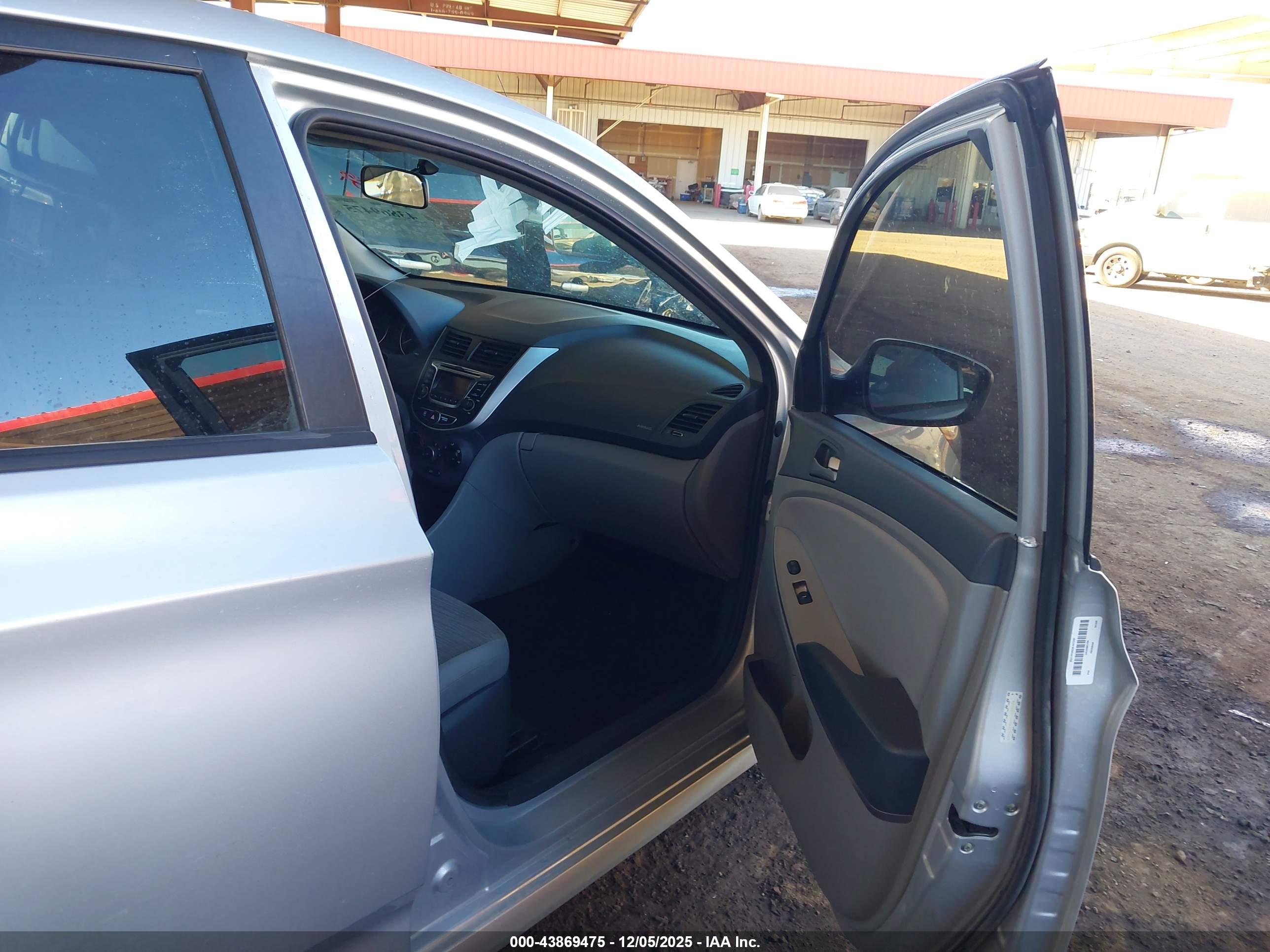 HYUNDAI ACCENT image 5