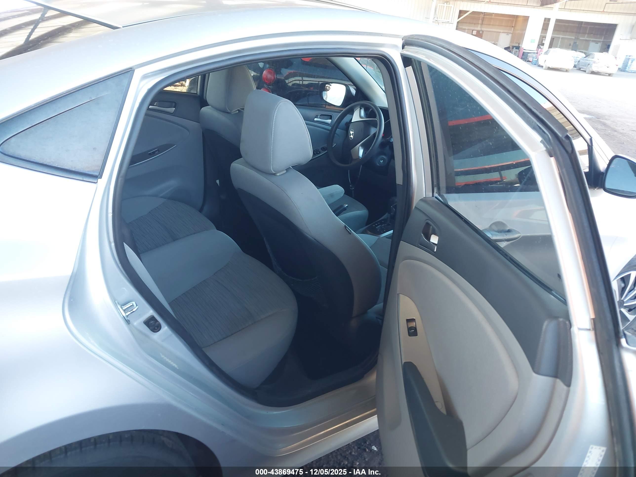 HYUNDAI ACCENT image 8