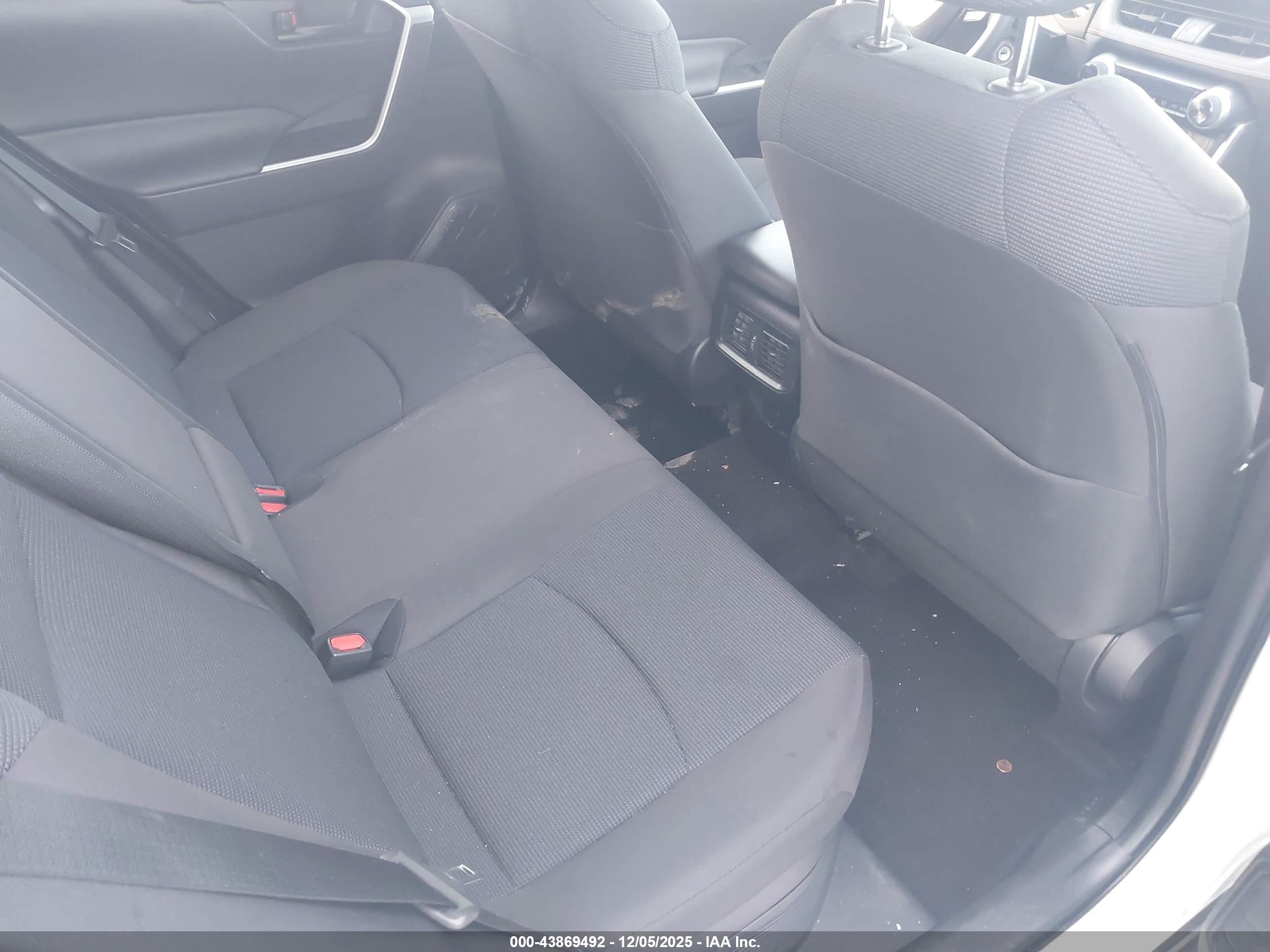 TOYOTA RAV4 image 8