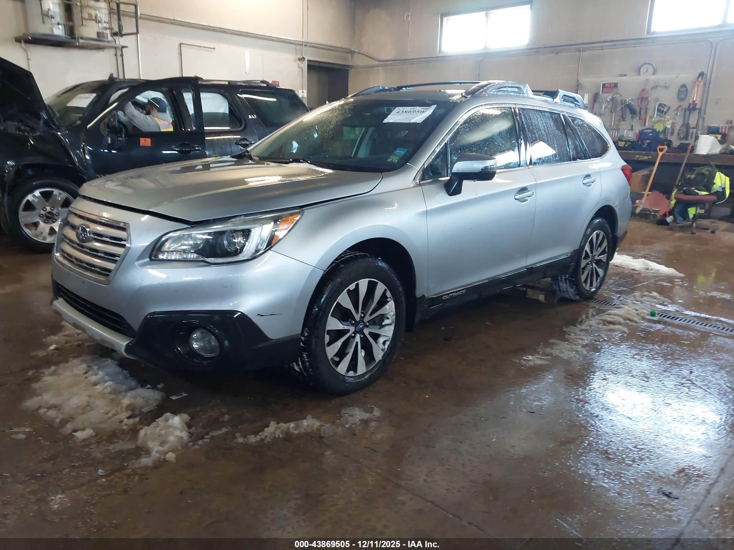 SUBARU OUTBACK image 2