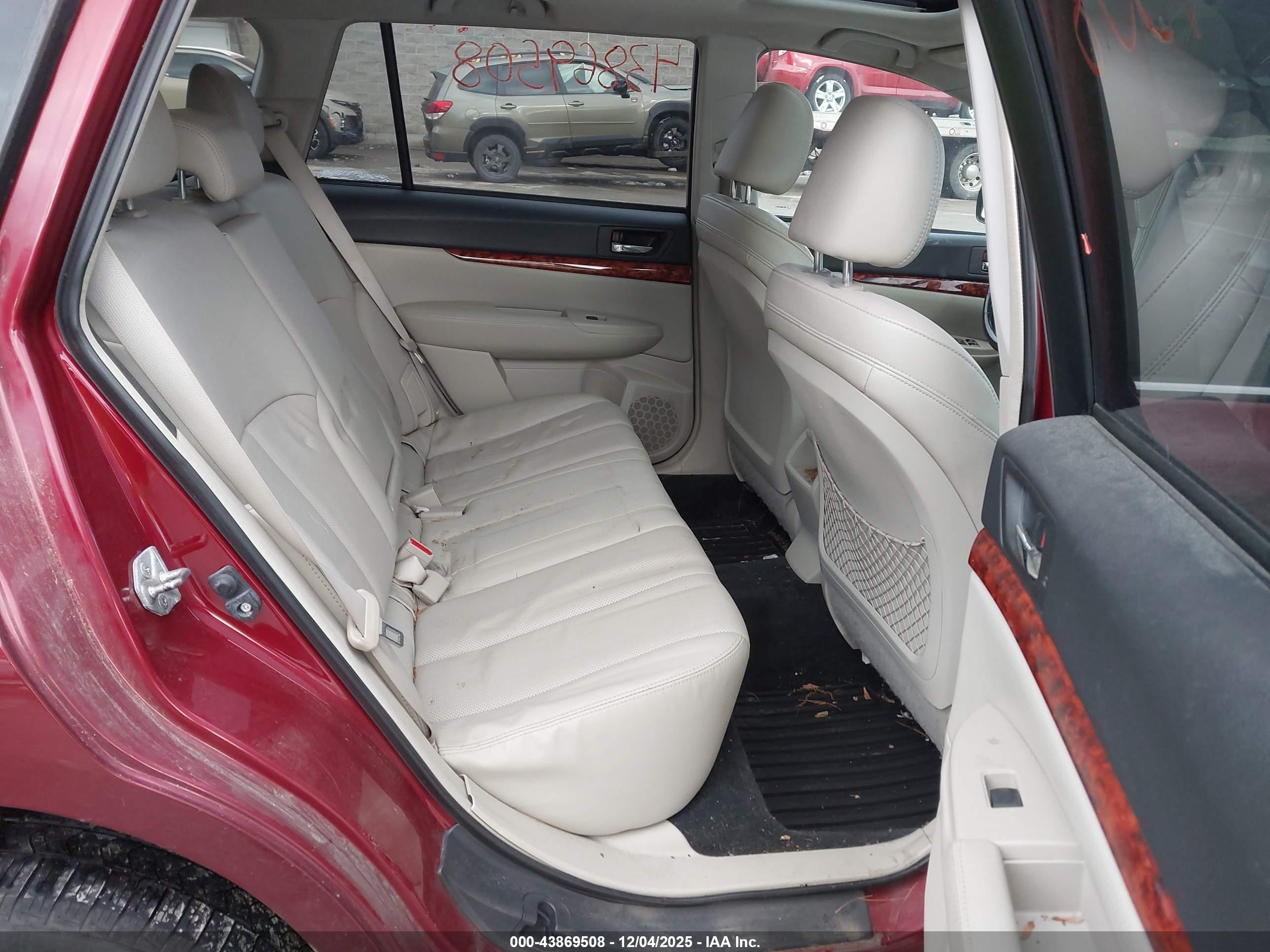 SUBARU OUTBACK image 8
