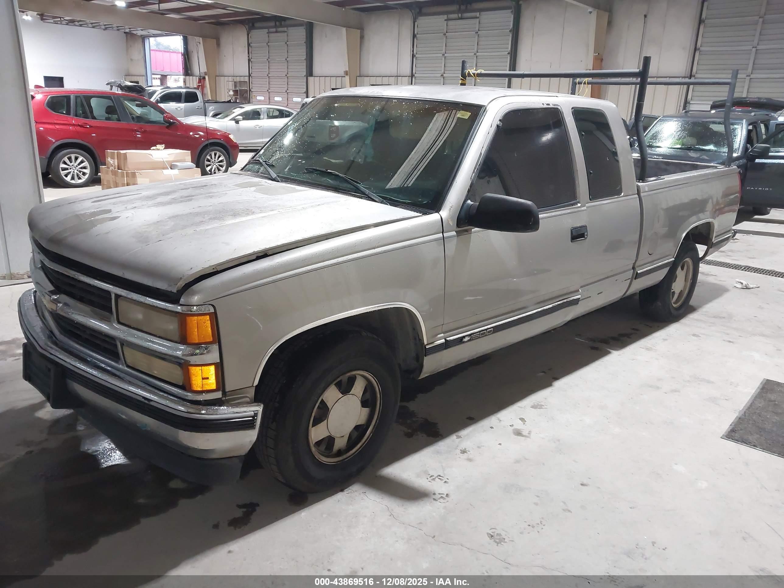 CHEVROLET C1500 image 2