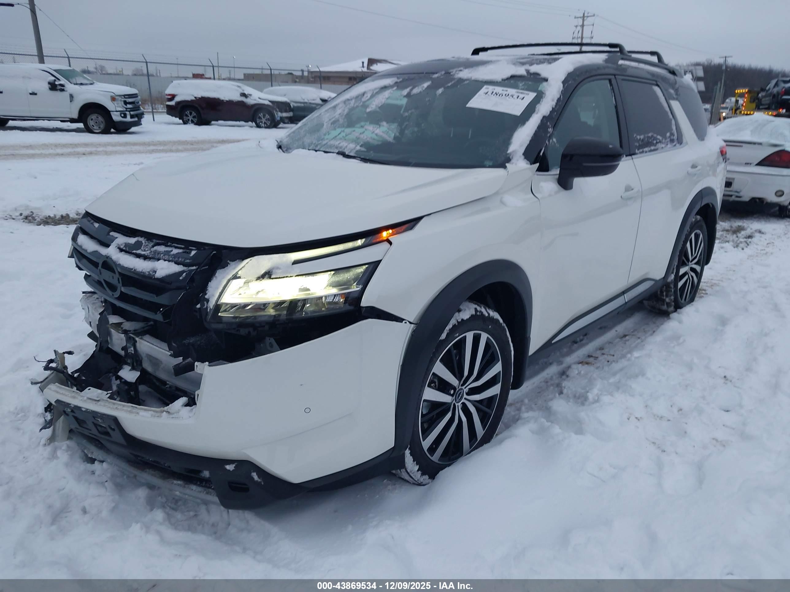 NISSAN PATHFINDER image 2