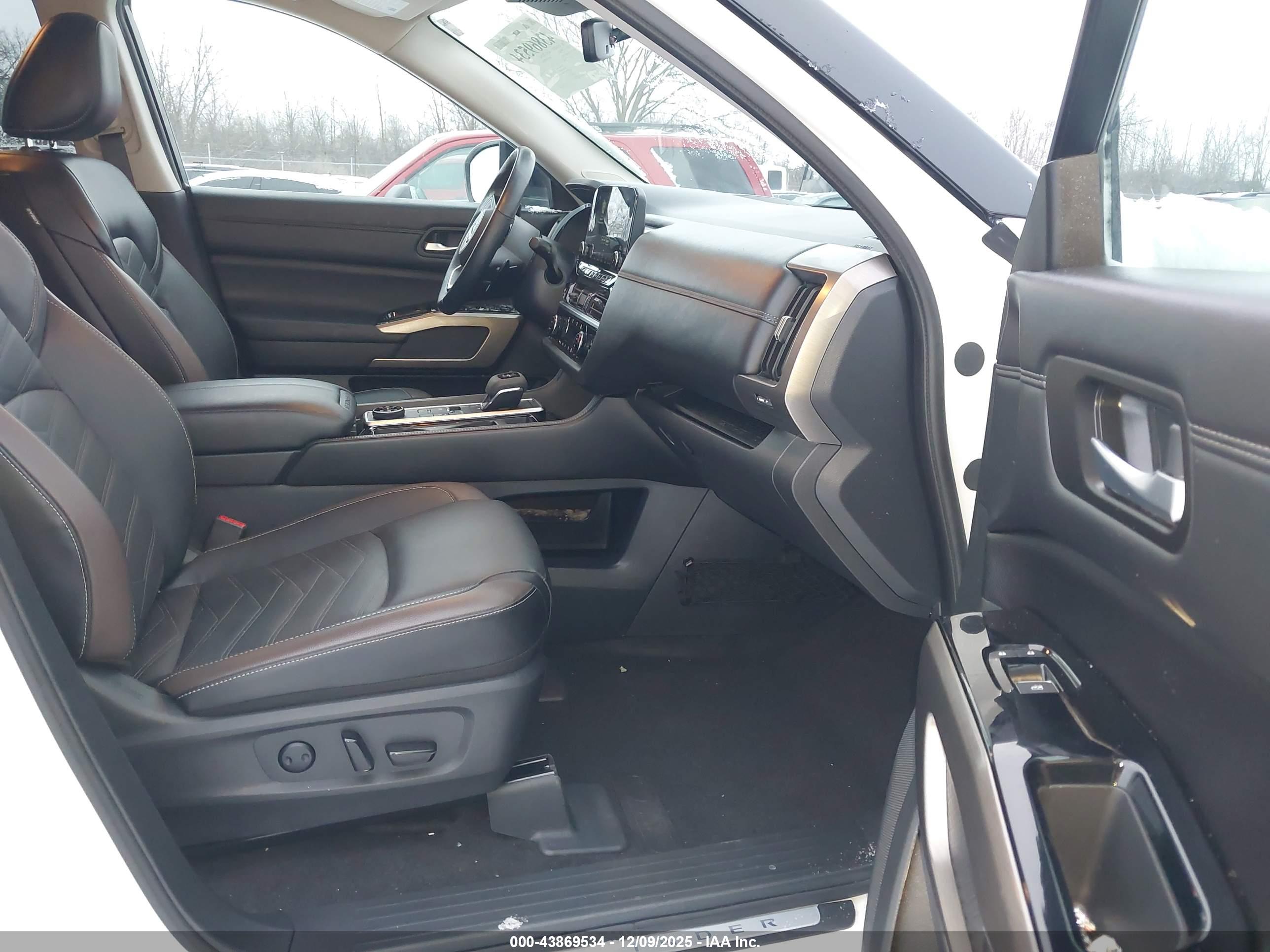 NISSAN PATHFINDER image 5