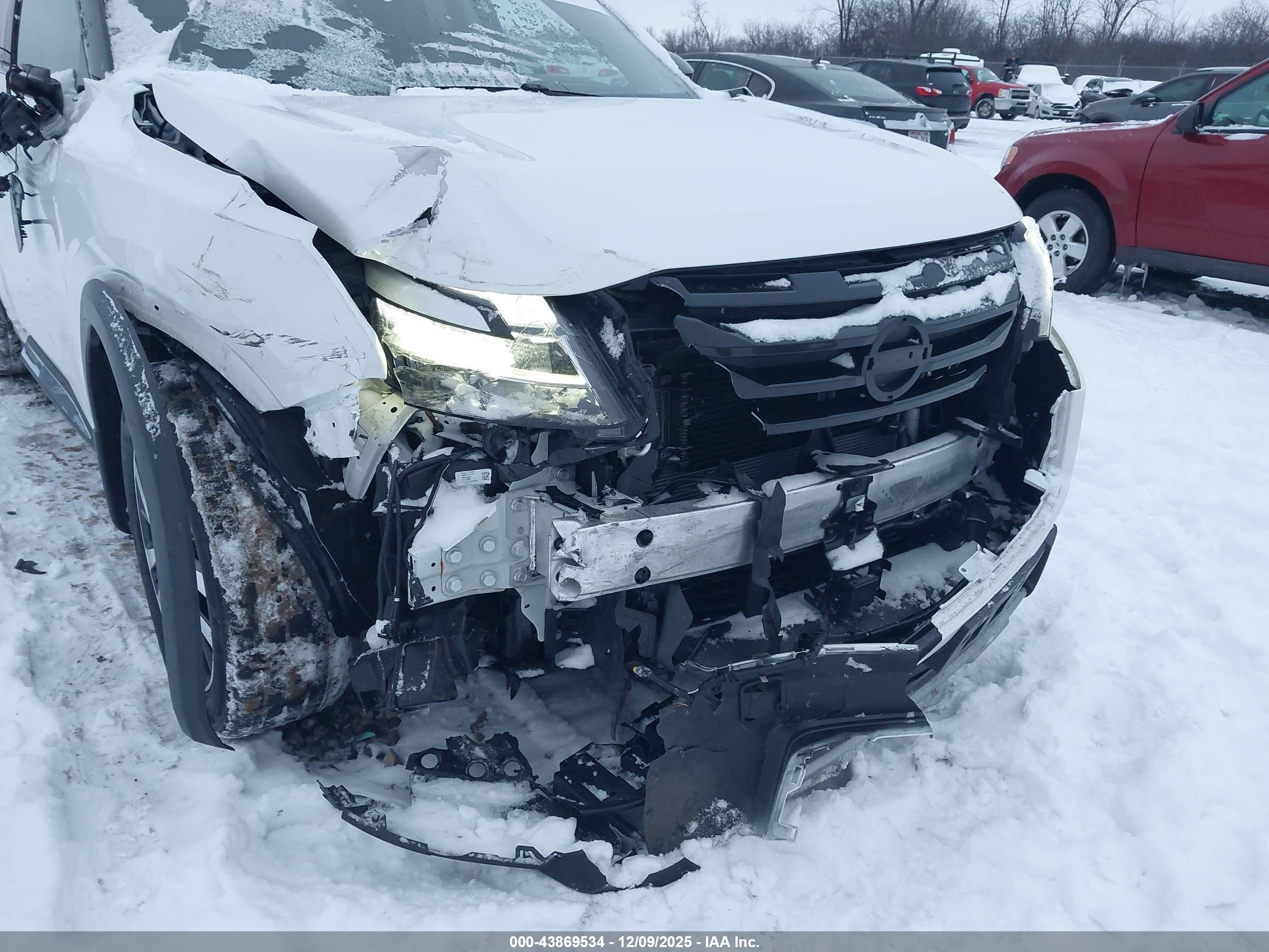 NISSAN PATHFINDER image 6