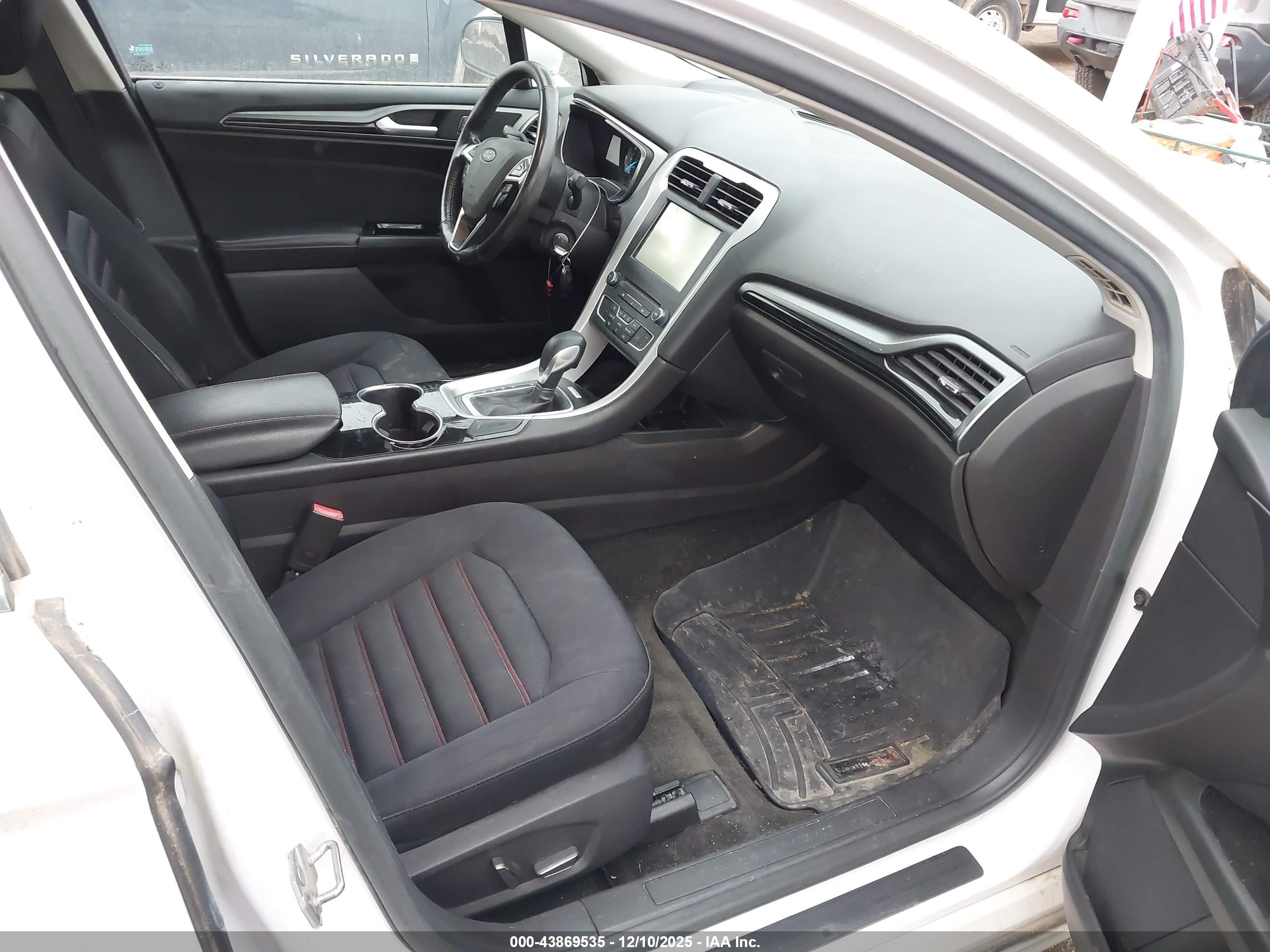 FORD FUSION image 5