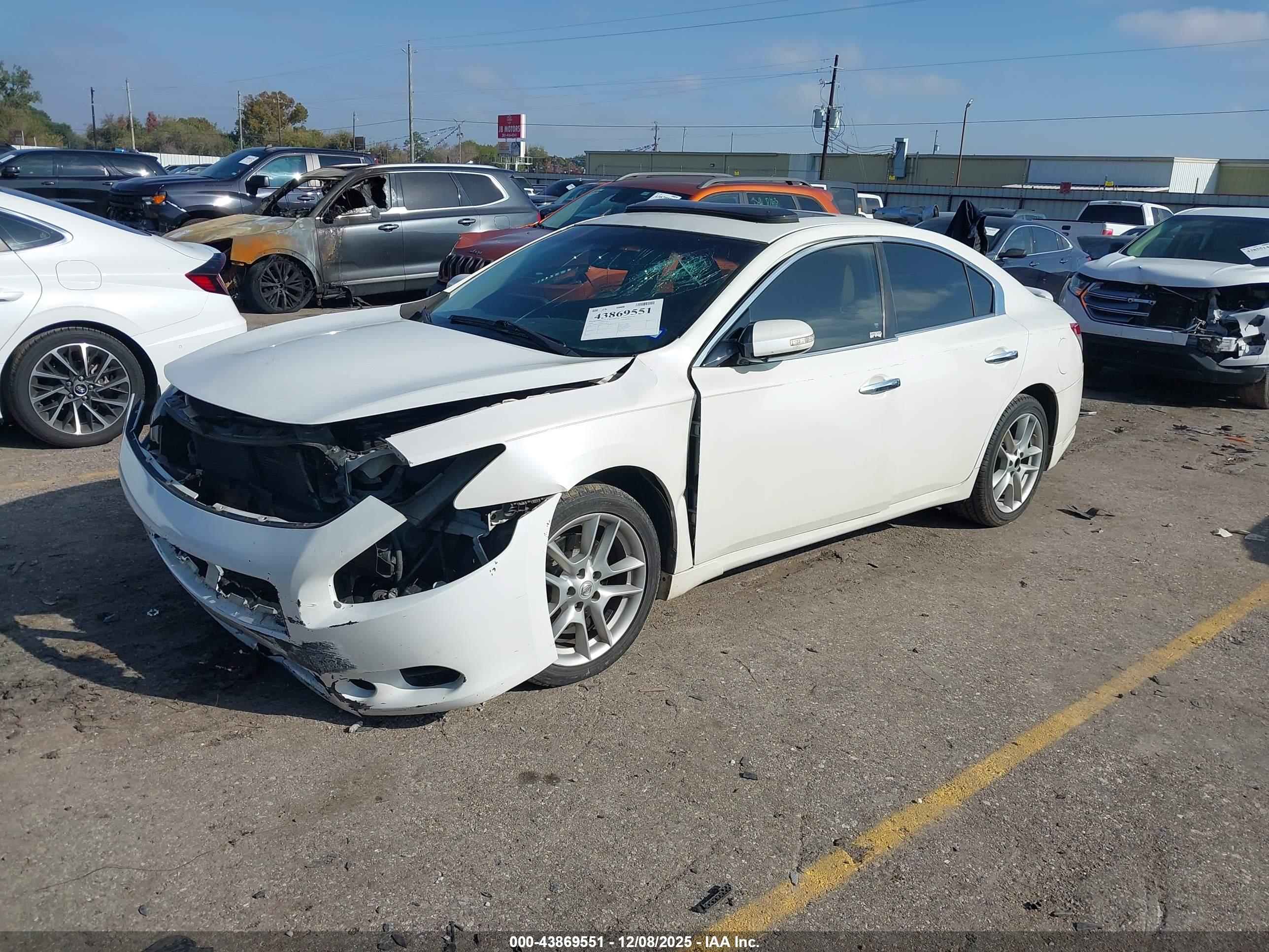 NISSAN MAXIMA image 2