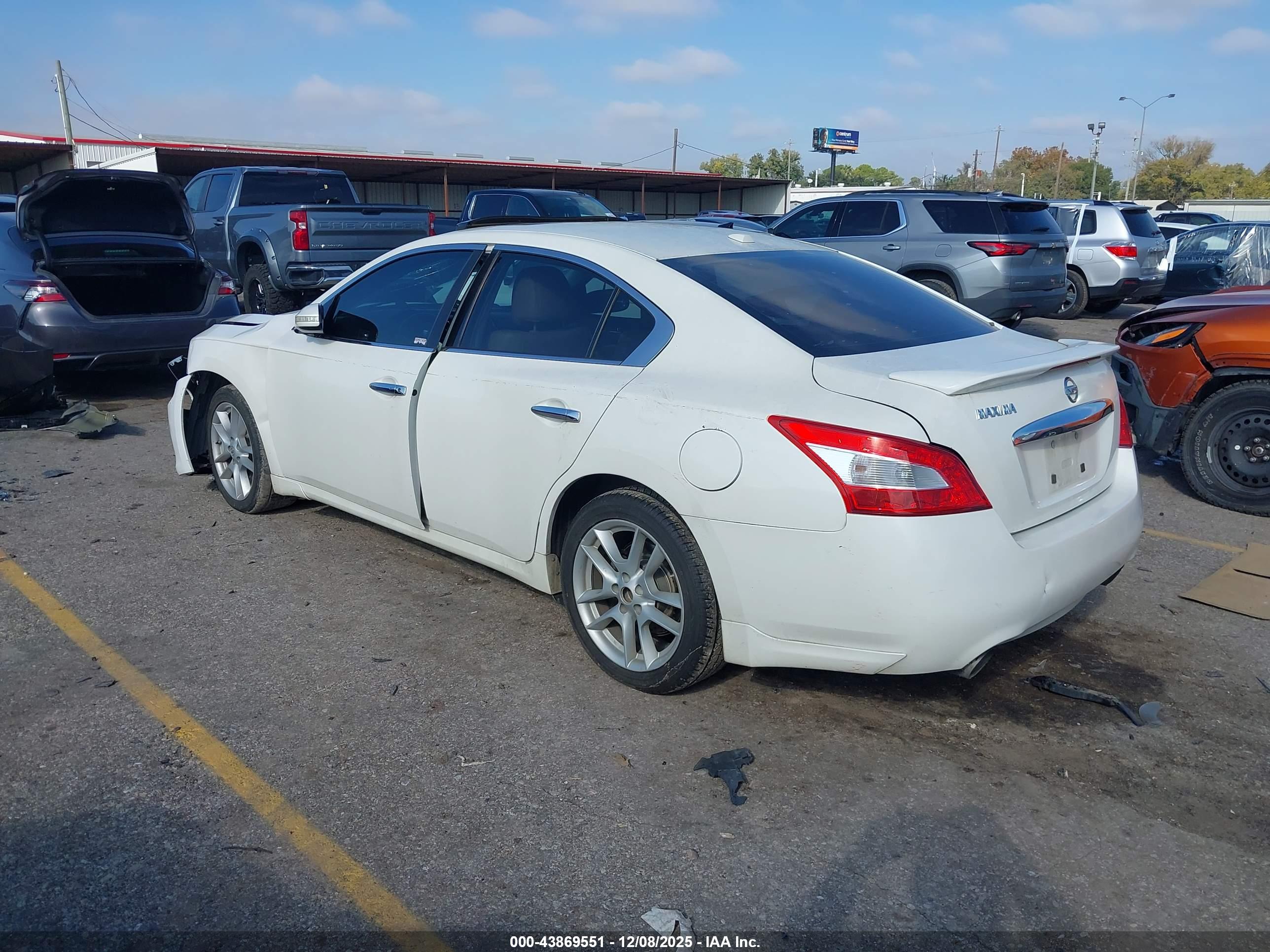 NISSAN MAXIMA image 3