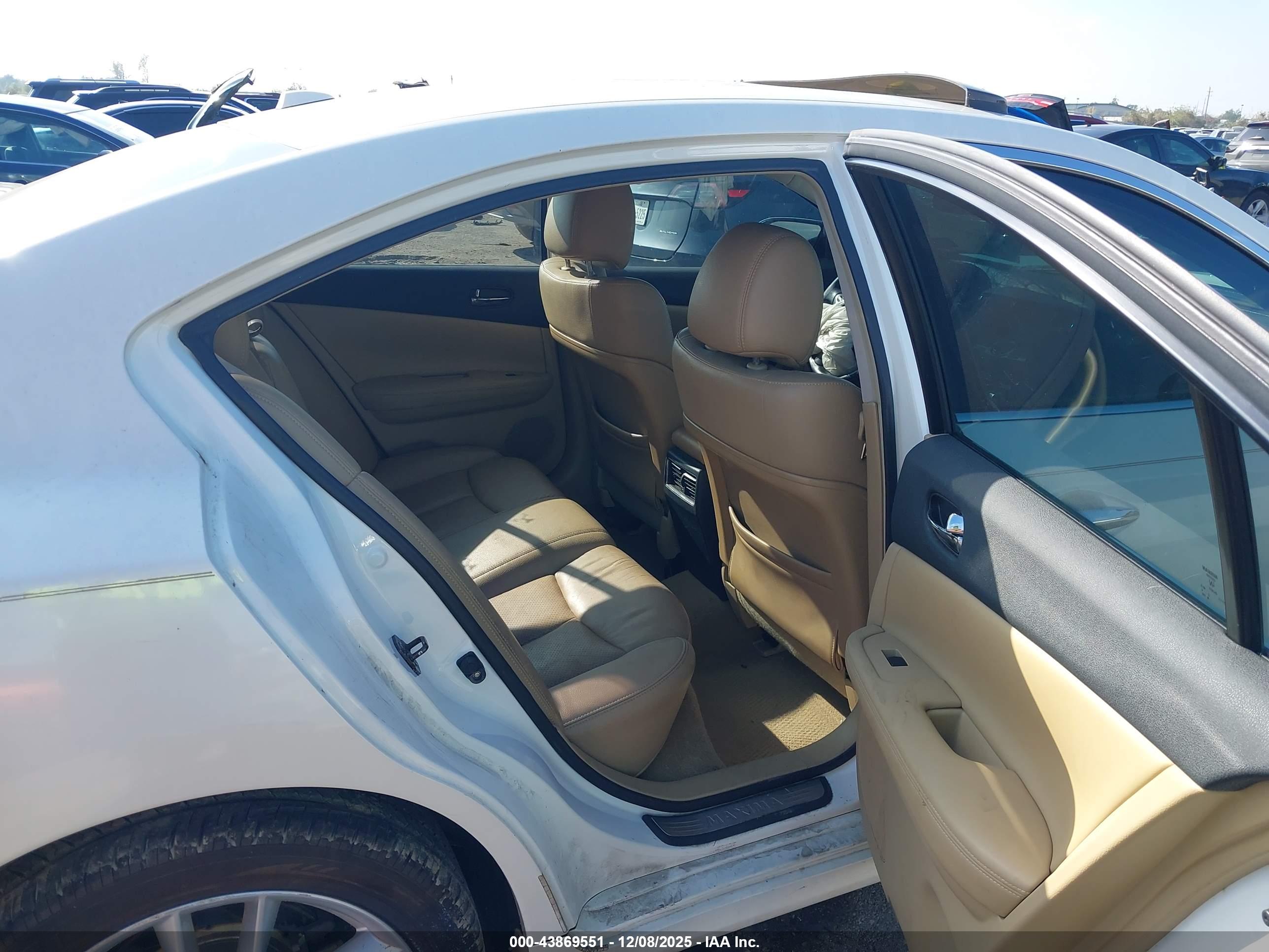 NISSAN MAXIMA image 8