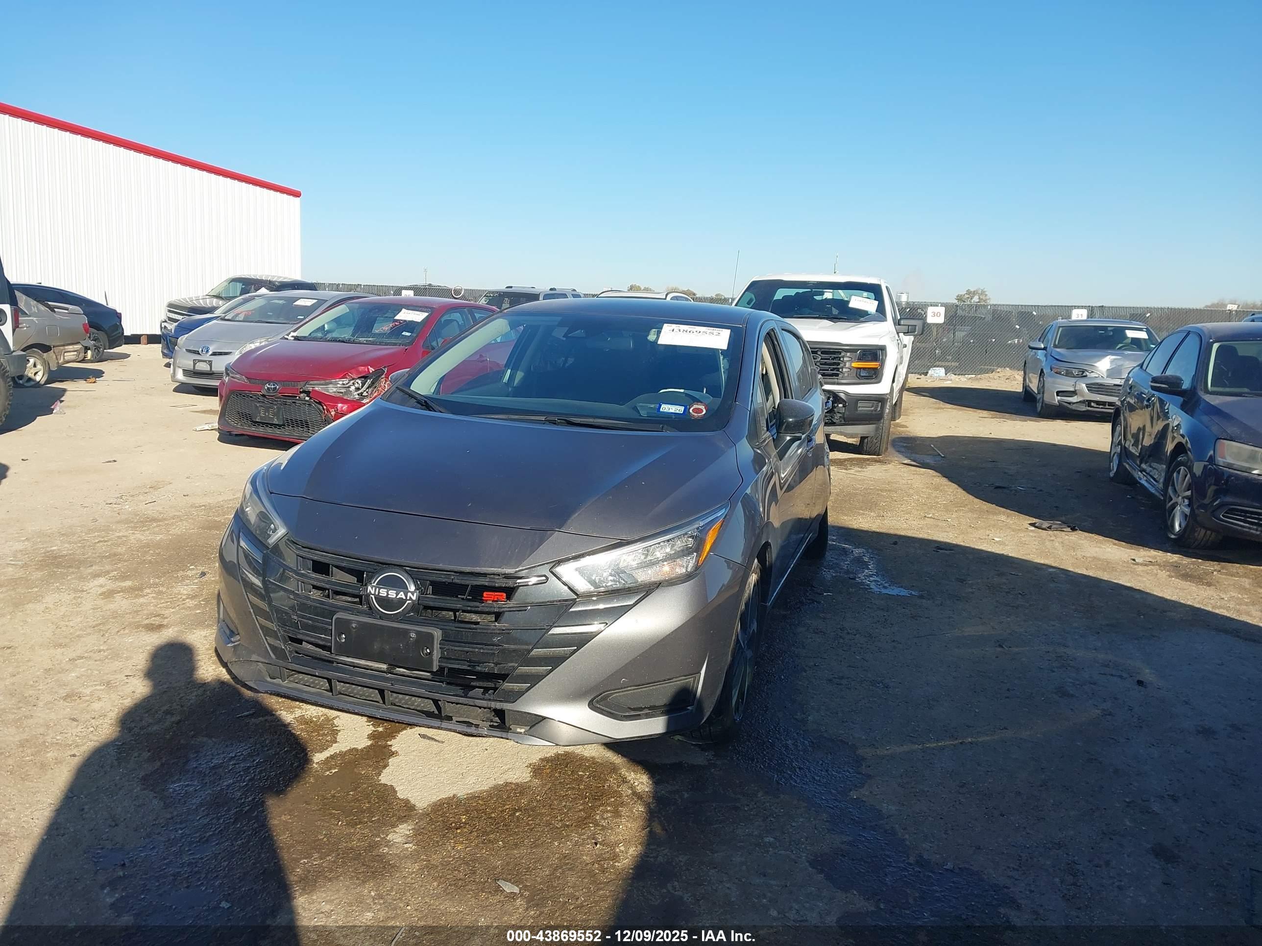 NISSAN VERSA image 2