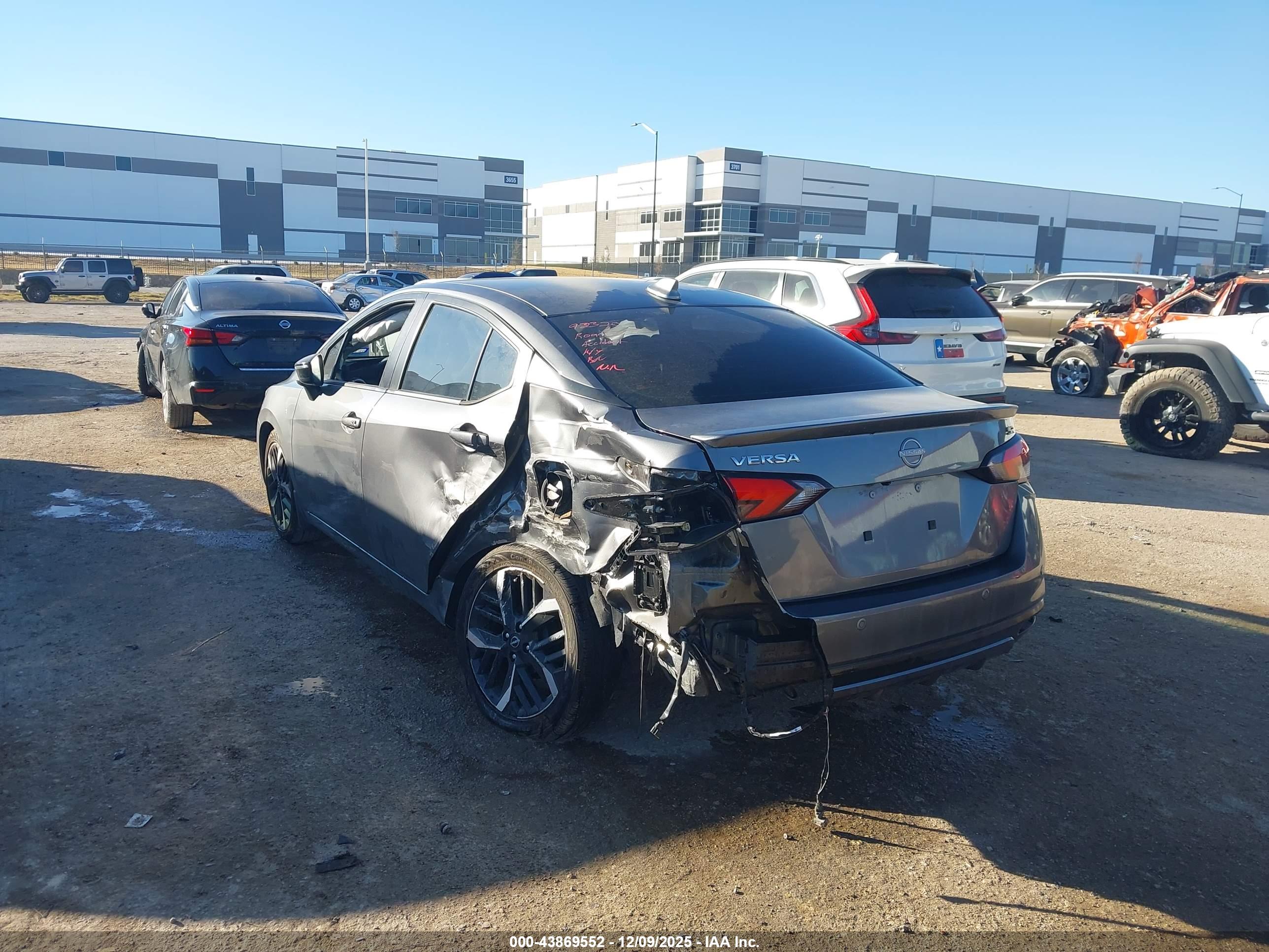 NISSAN VERSA image 3
