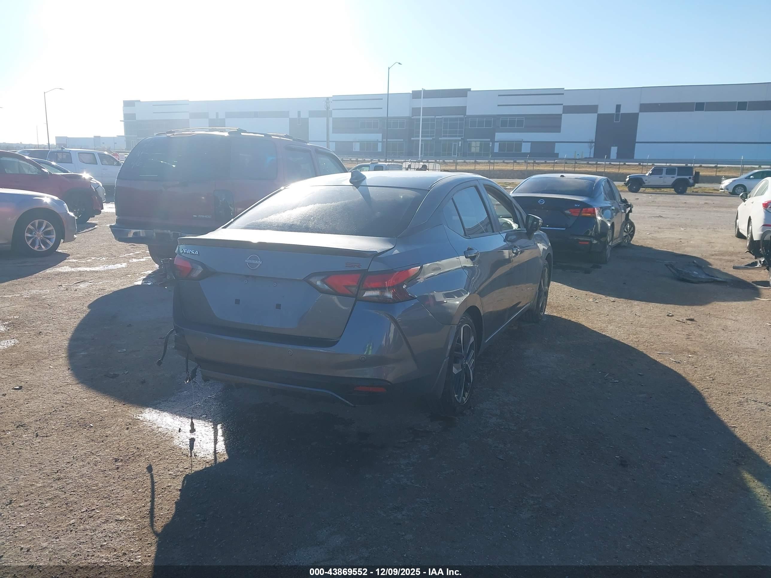 NISSAN VERSA image 4