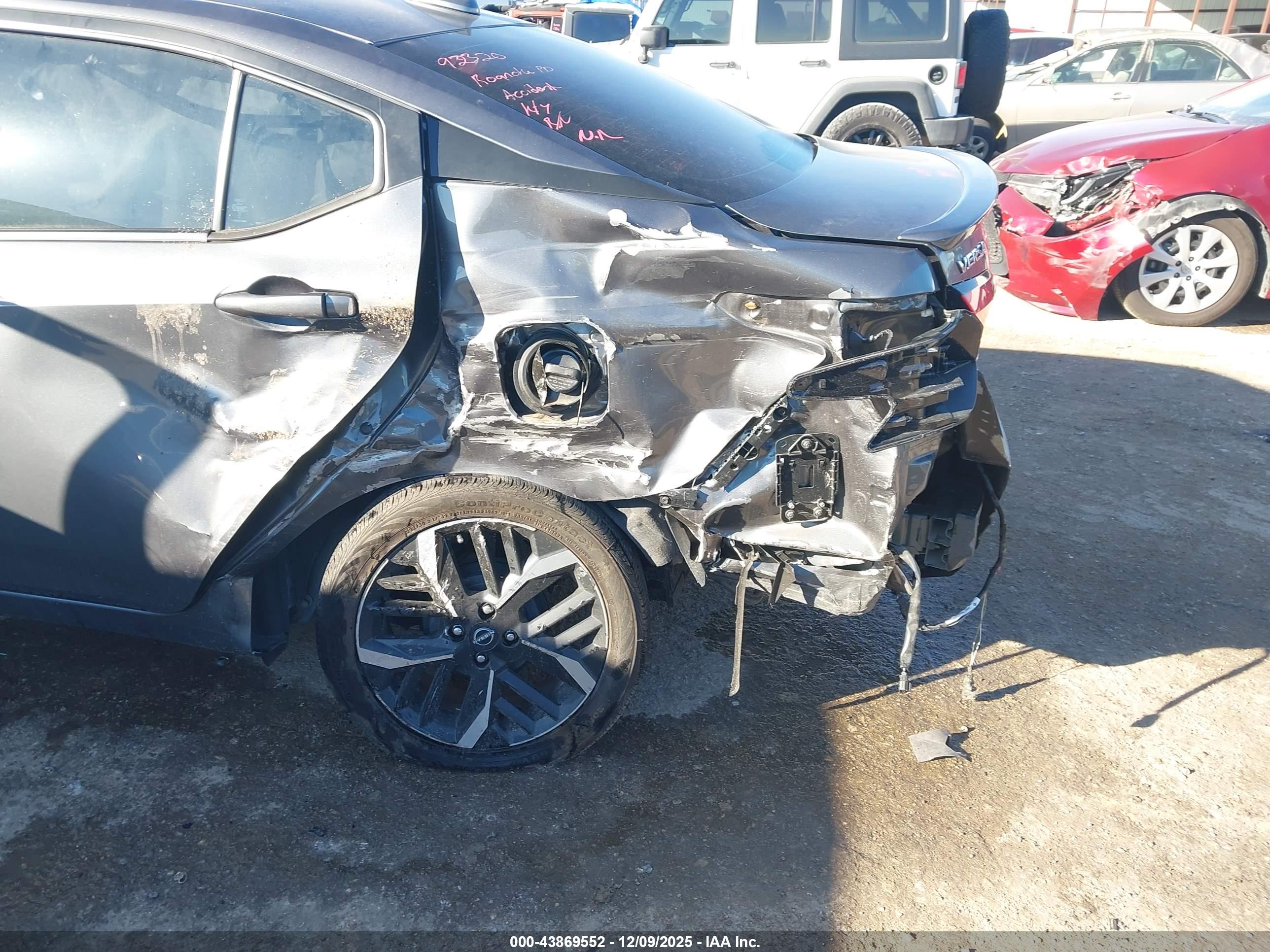 NISSAN VERSA image 6