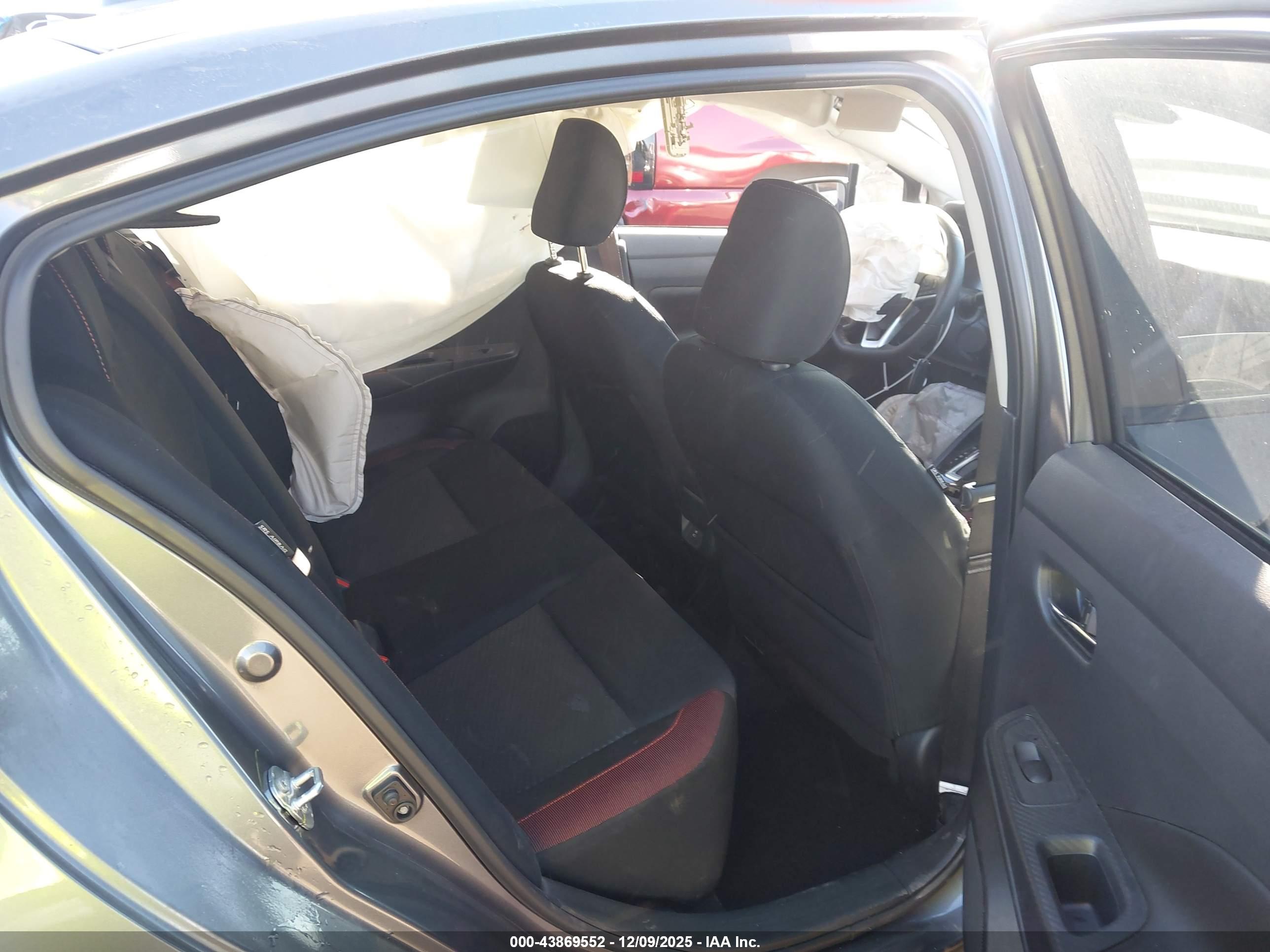 NISSAN VERSA image 8