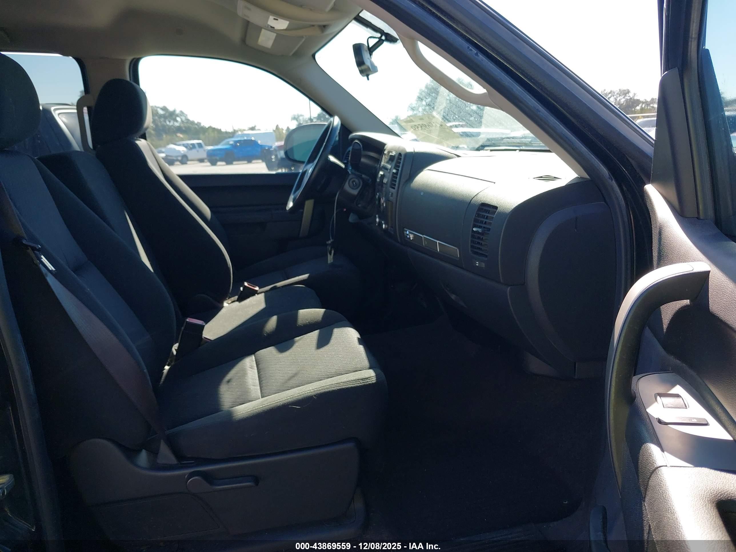 CHEVROLET SILVERADO image 5