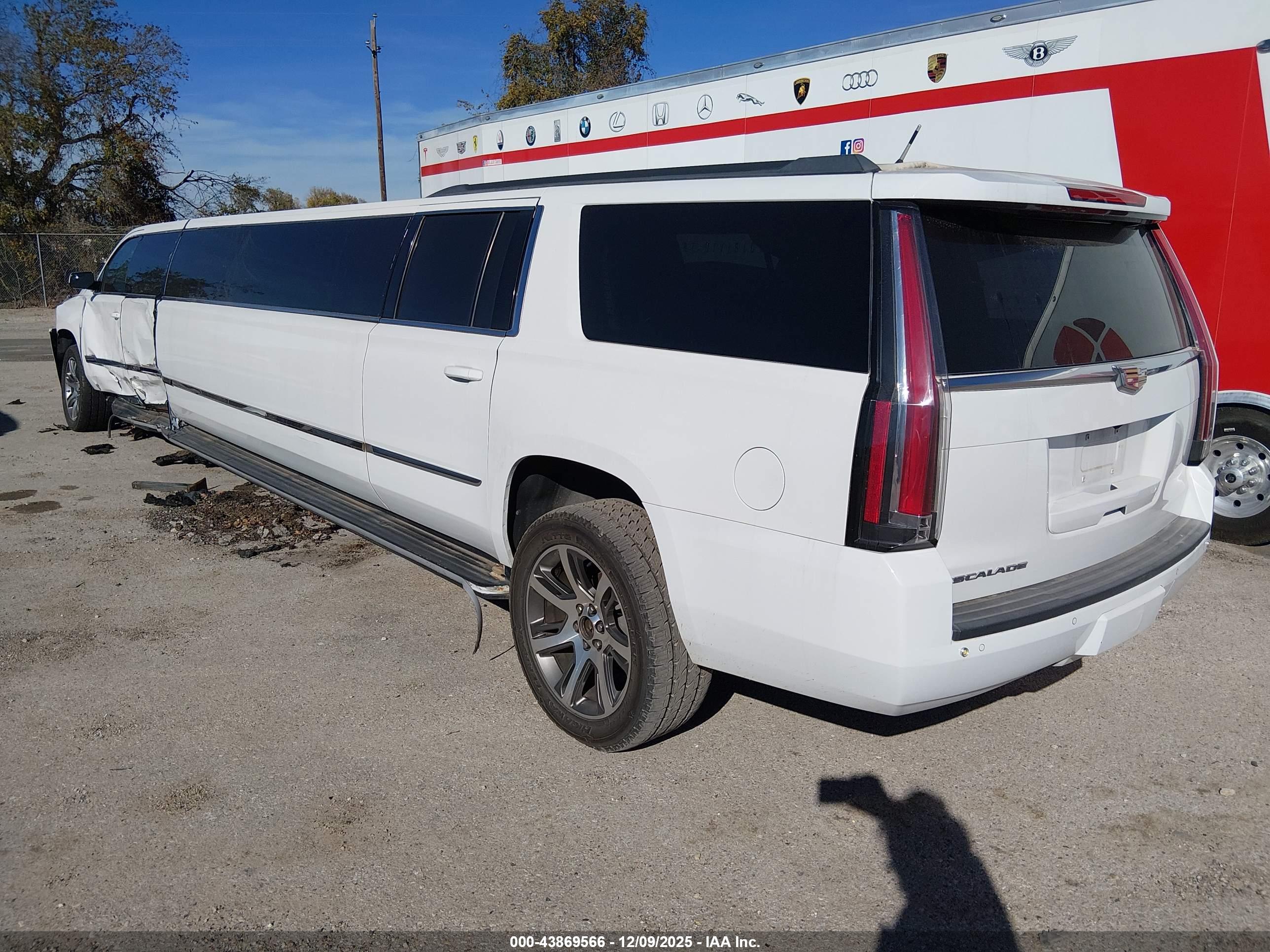 CHEVROLET SUBURBAN image 3