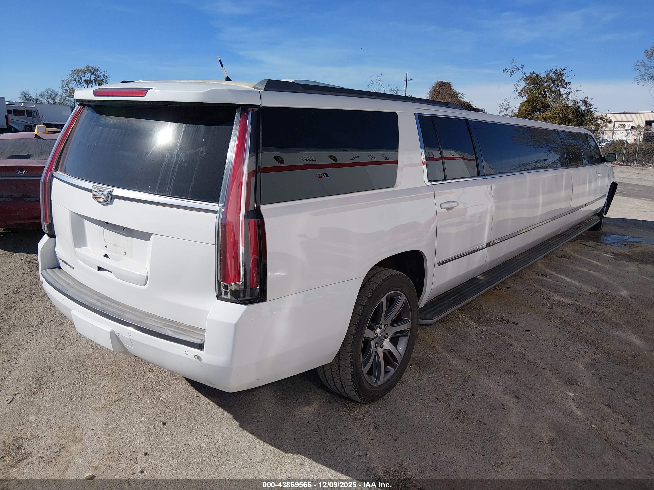 CHEVROLET SUBURBAN image 4
