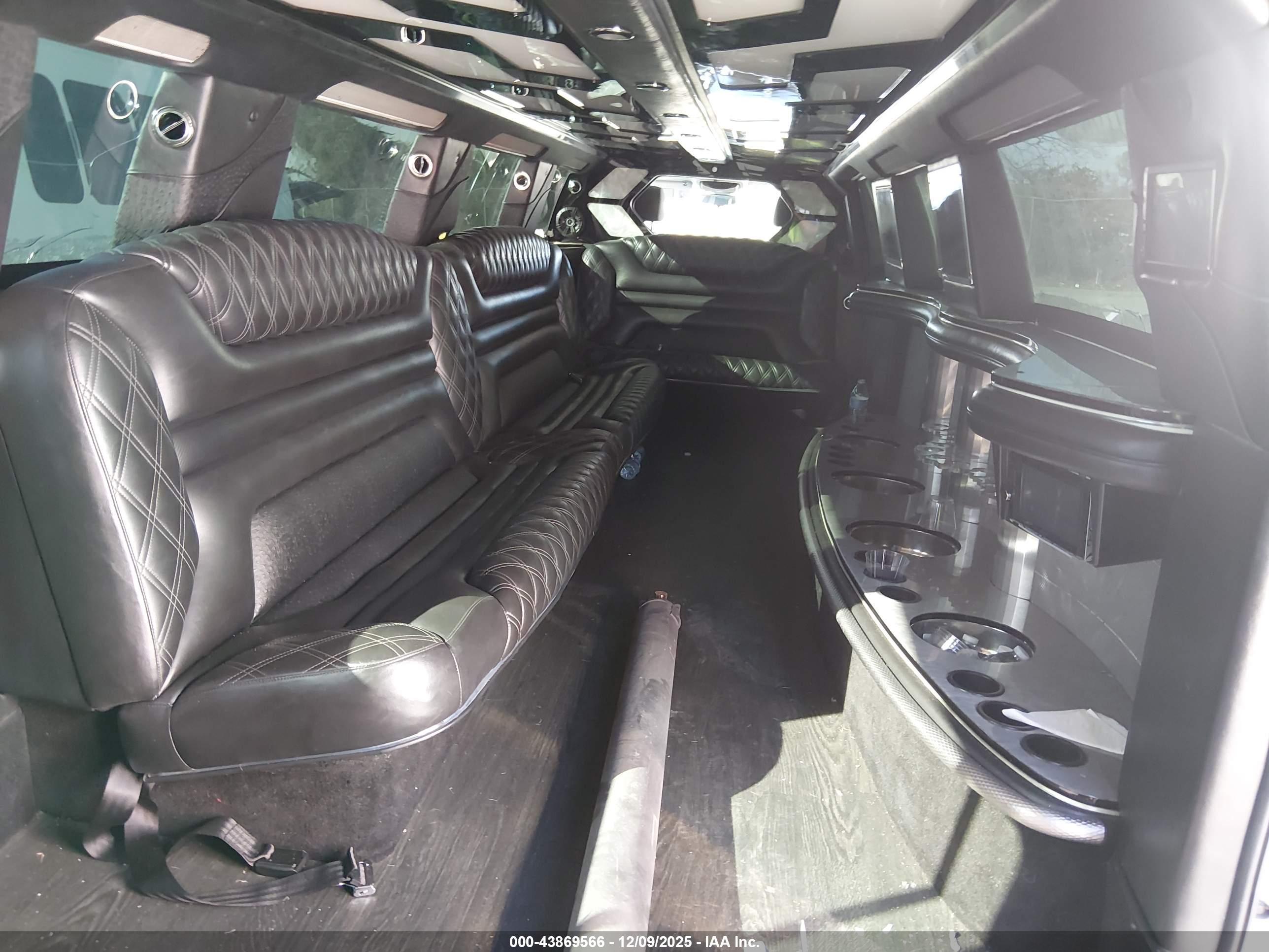 CHEVROLET SUBURBAN image 8