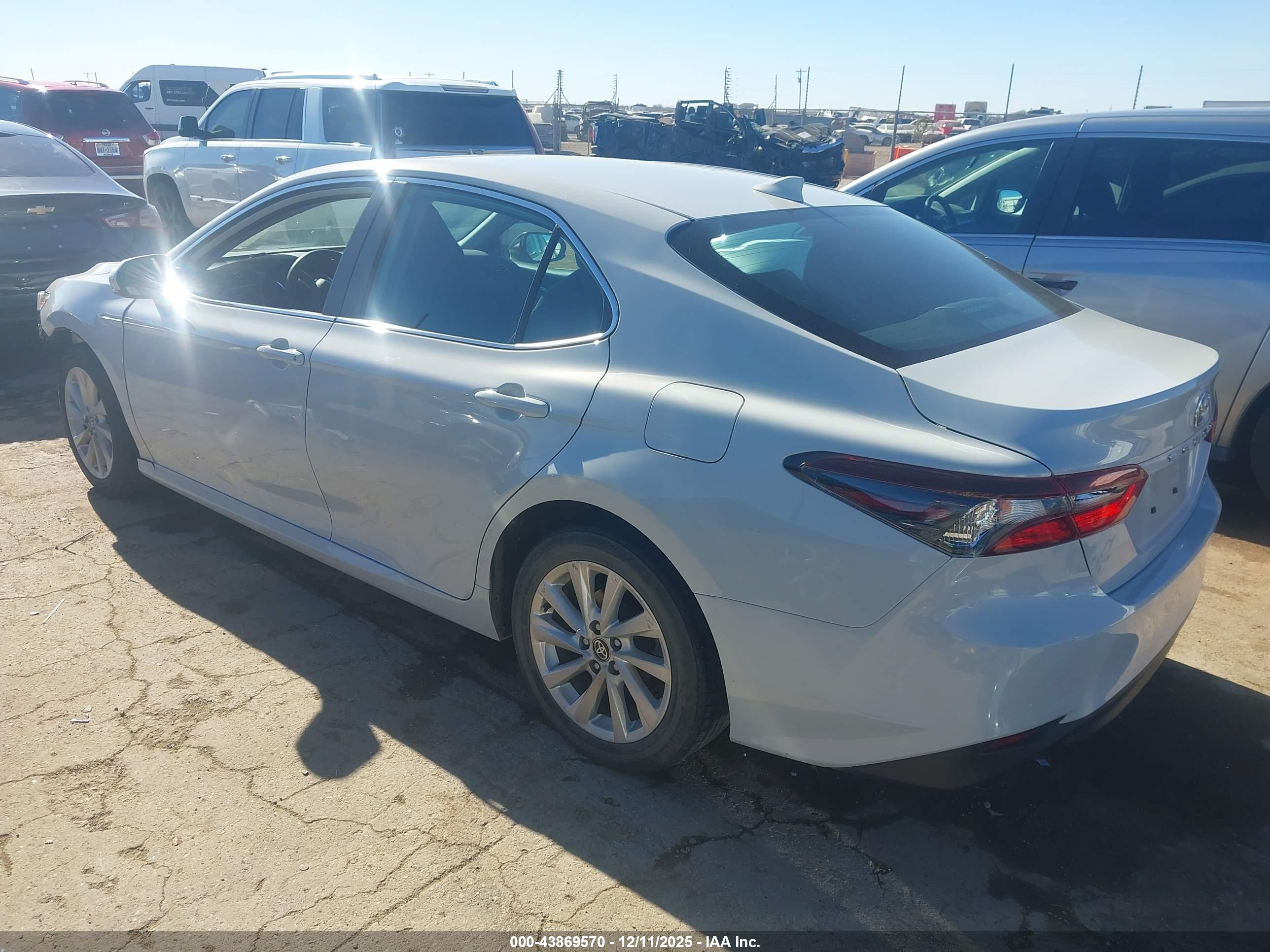 TOYOTA CAMRY image 3