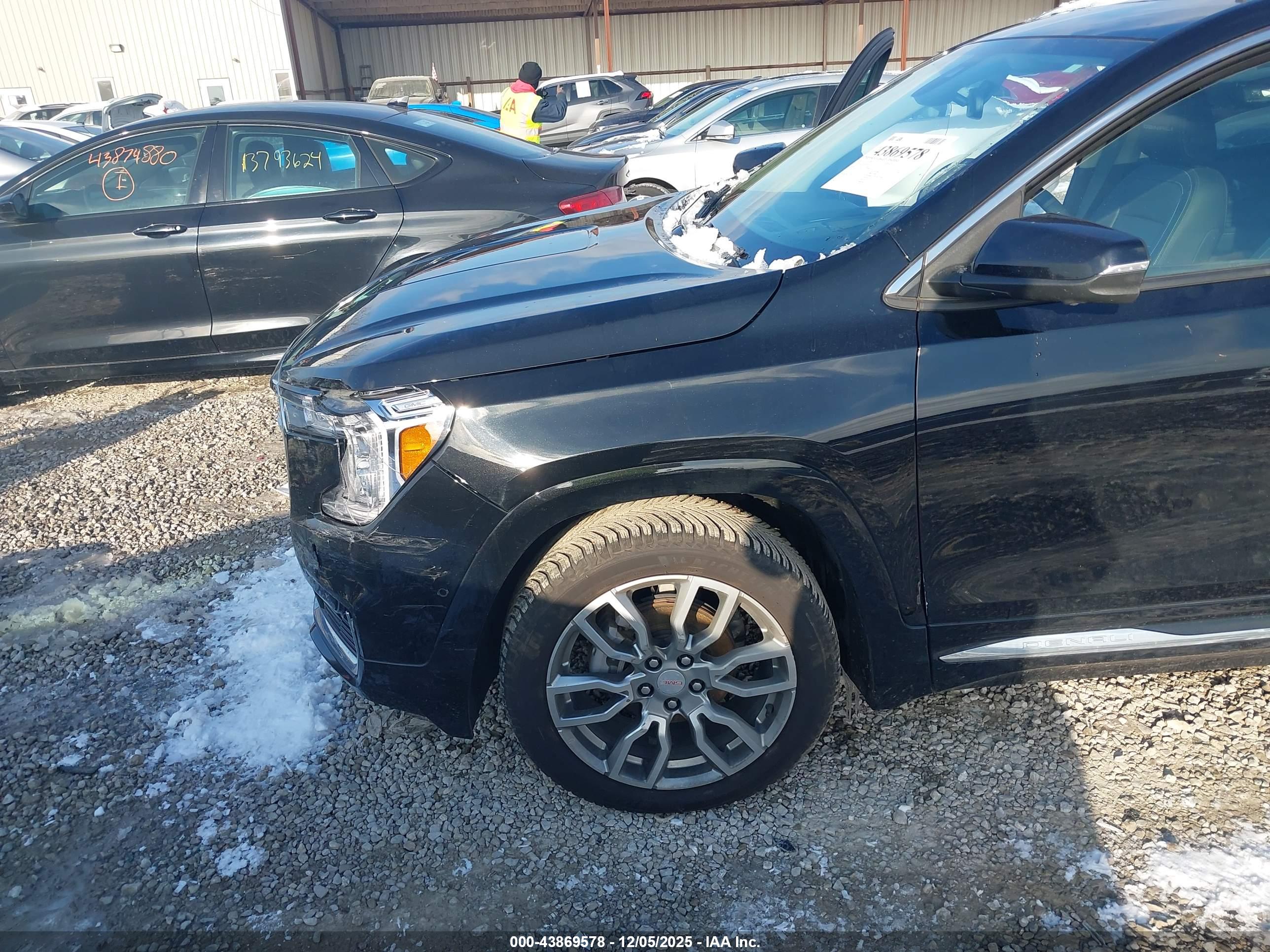 GMC TERRAIN image 6