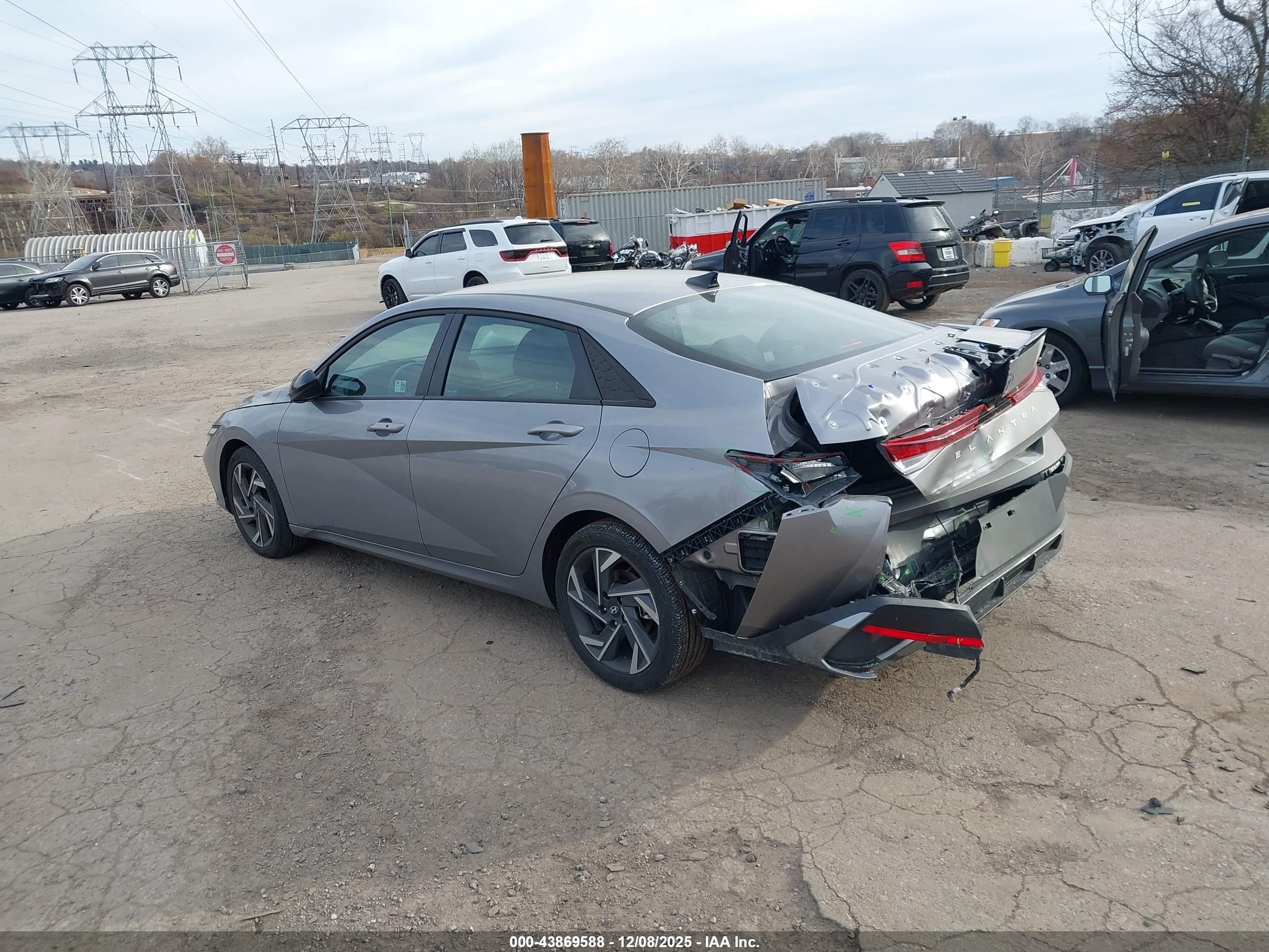 HYUNDAI ELANTRA image 3
