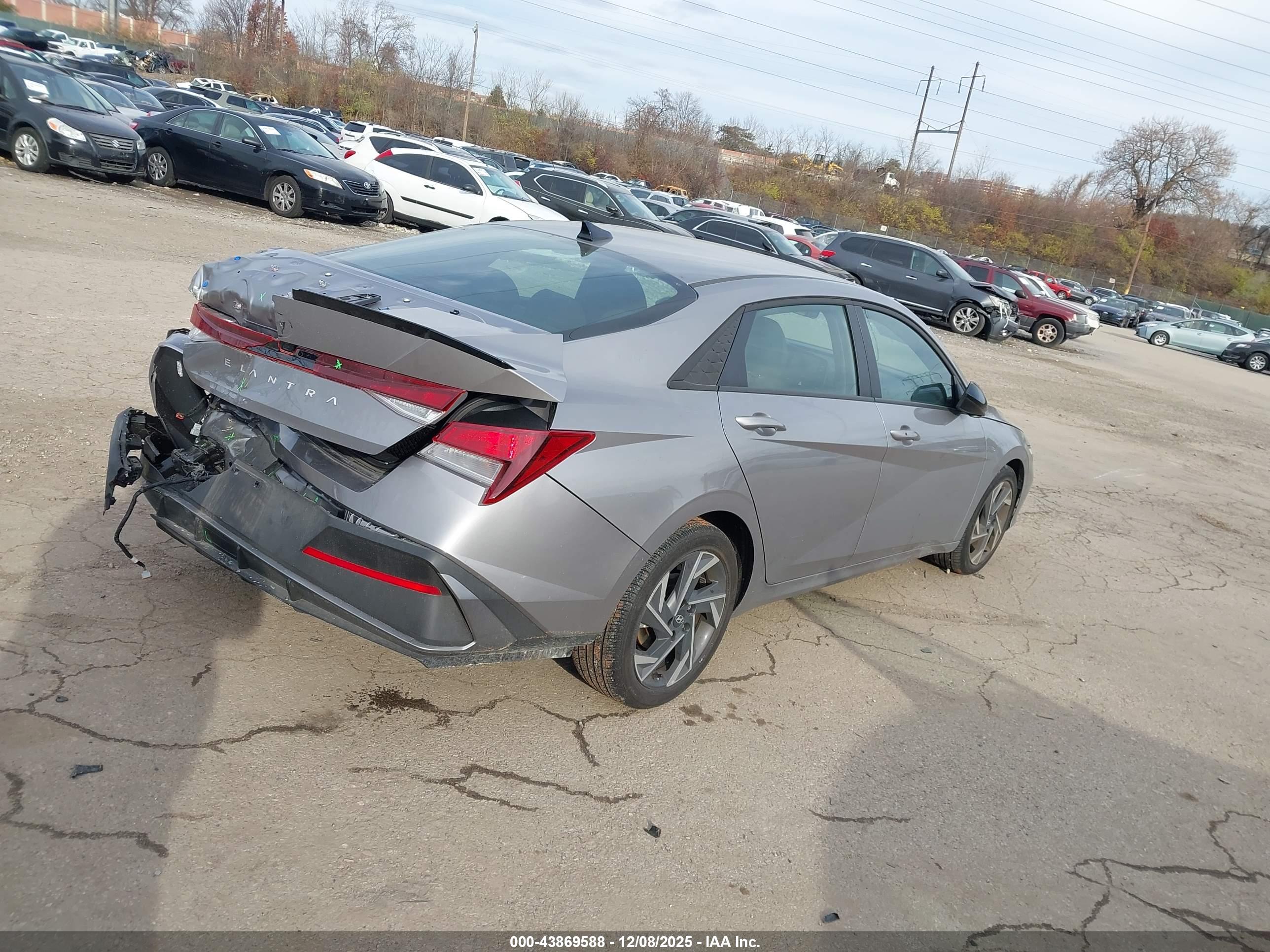 HYUNDAI ELANTRA image 4