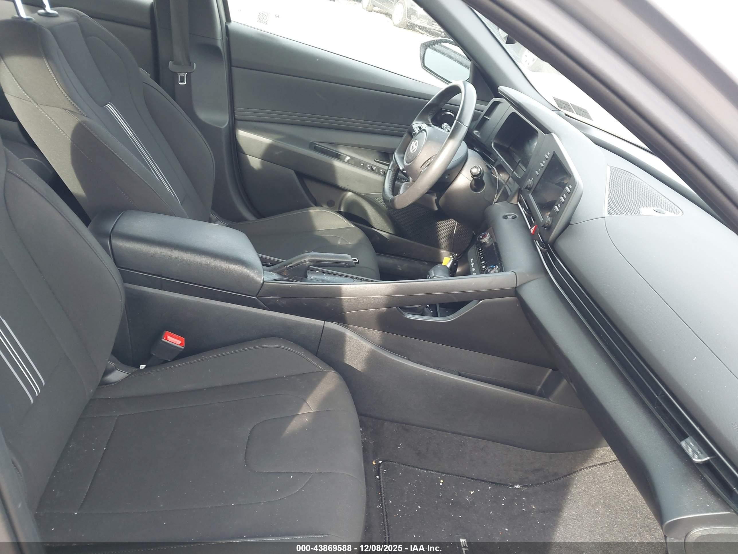 HYUNDAI ELANTRA image 5