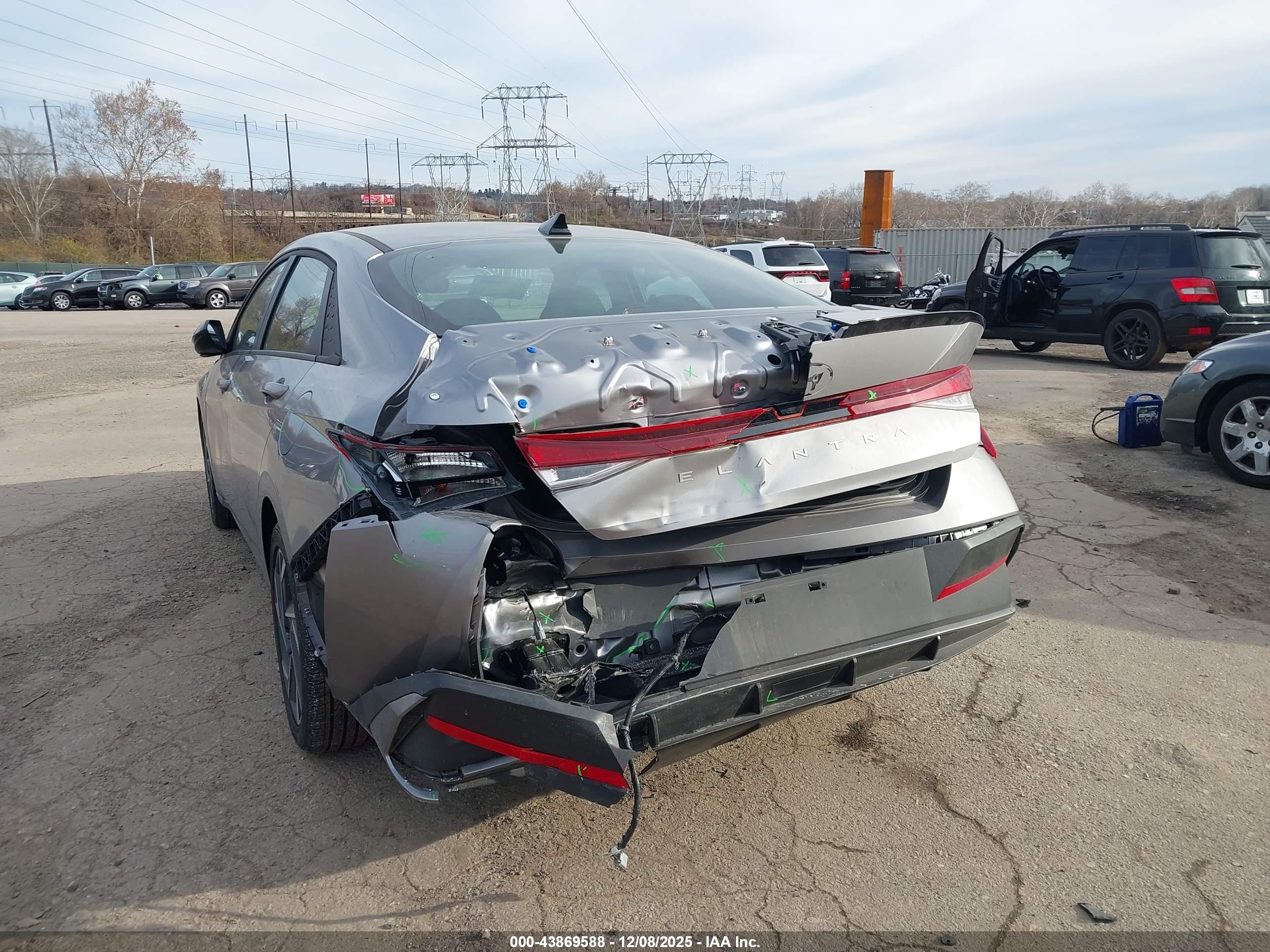 HYUNDAI ELANTRA image 6