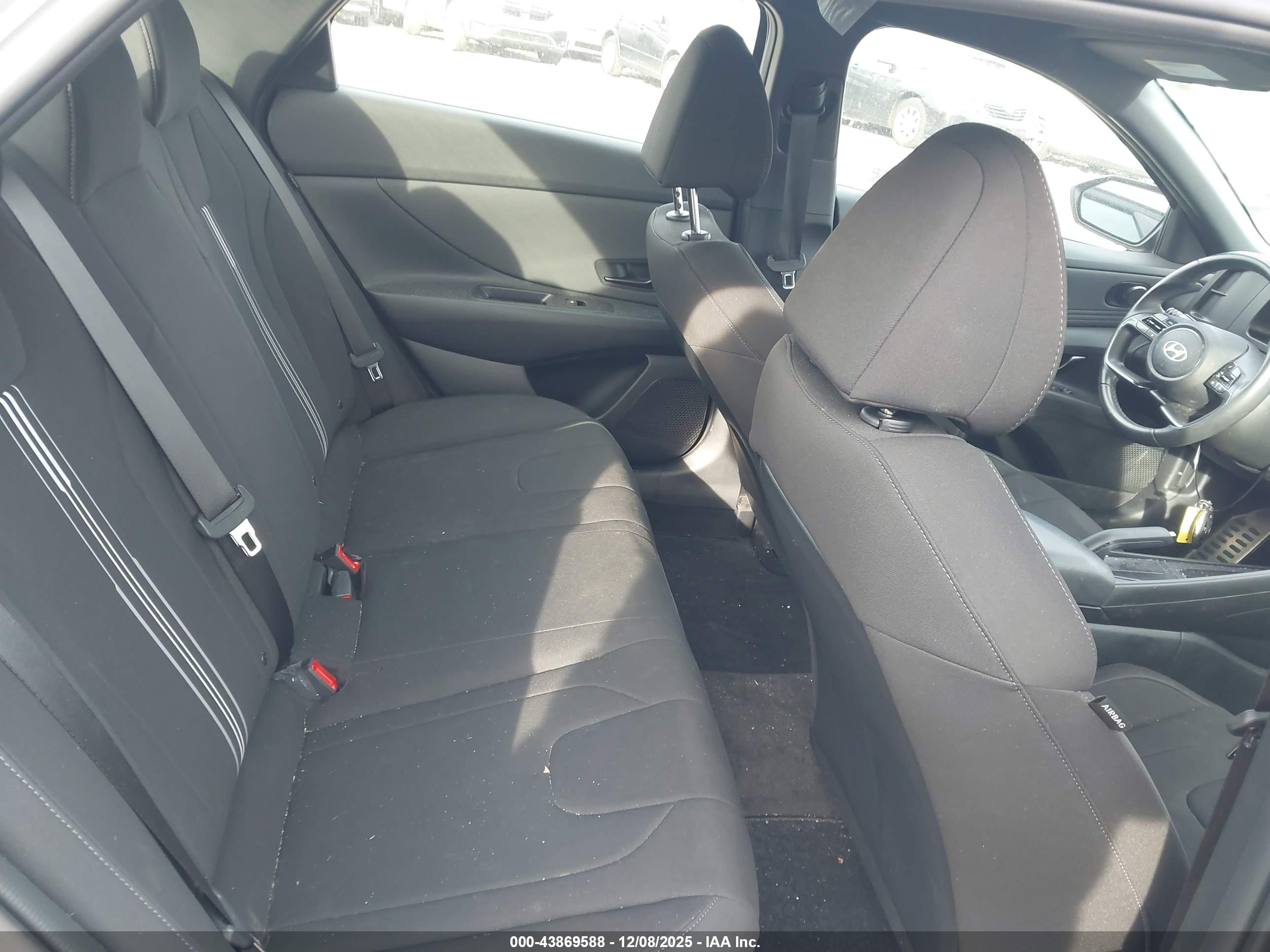 HYUNDAI ELANTRA image 8