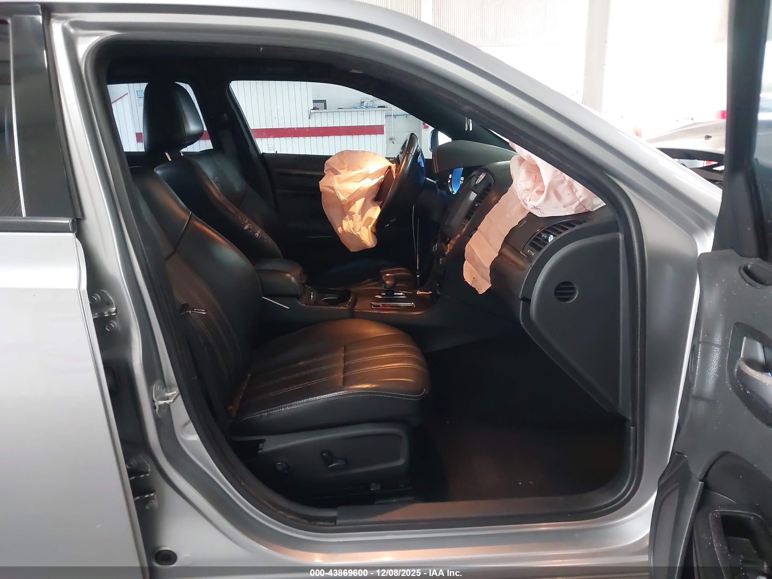 CHRYSLER 300 image 5