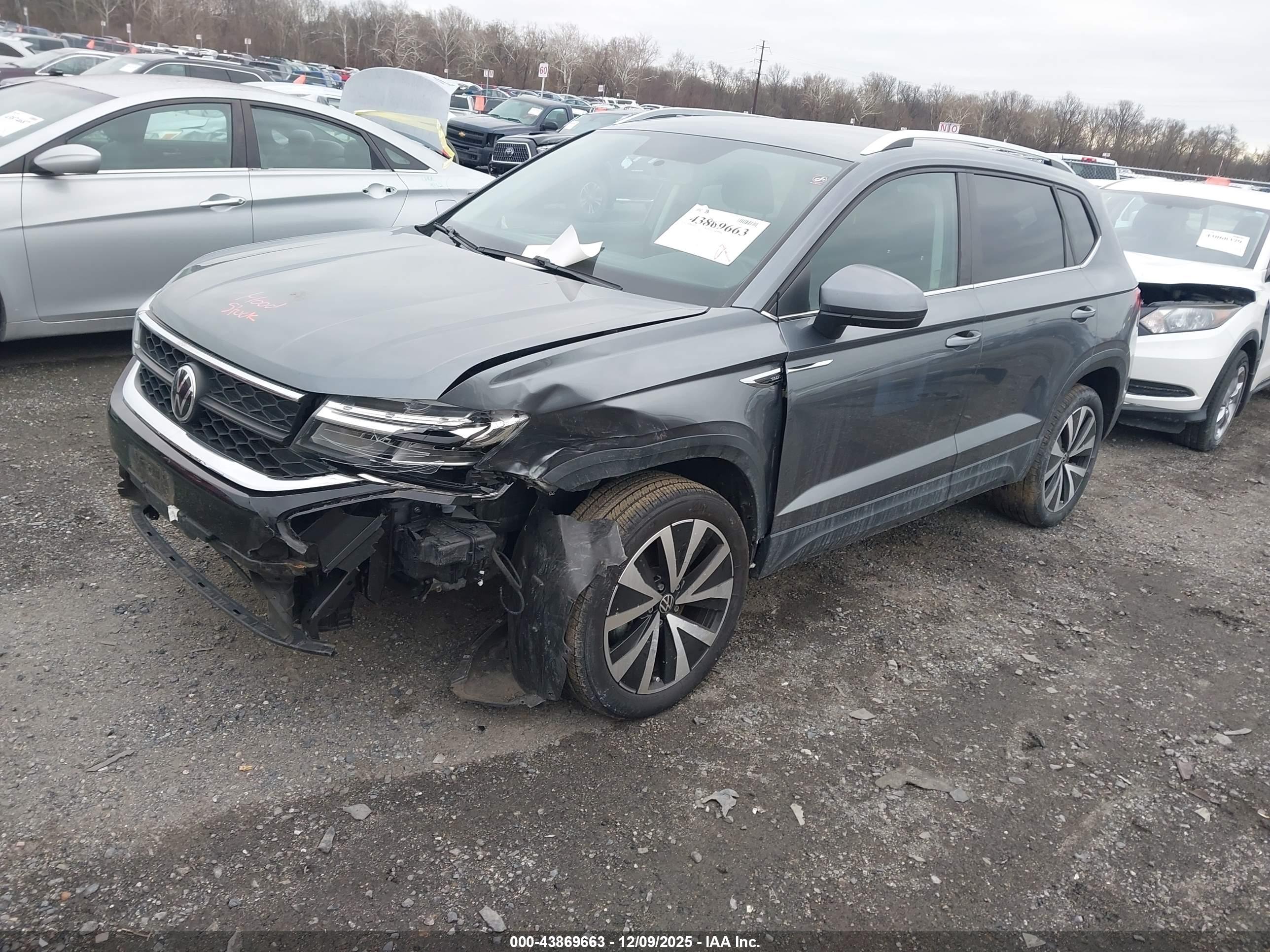 VOLKSWAGEN TAOS image 2