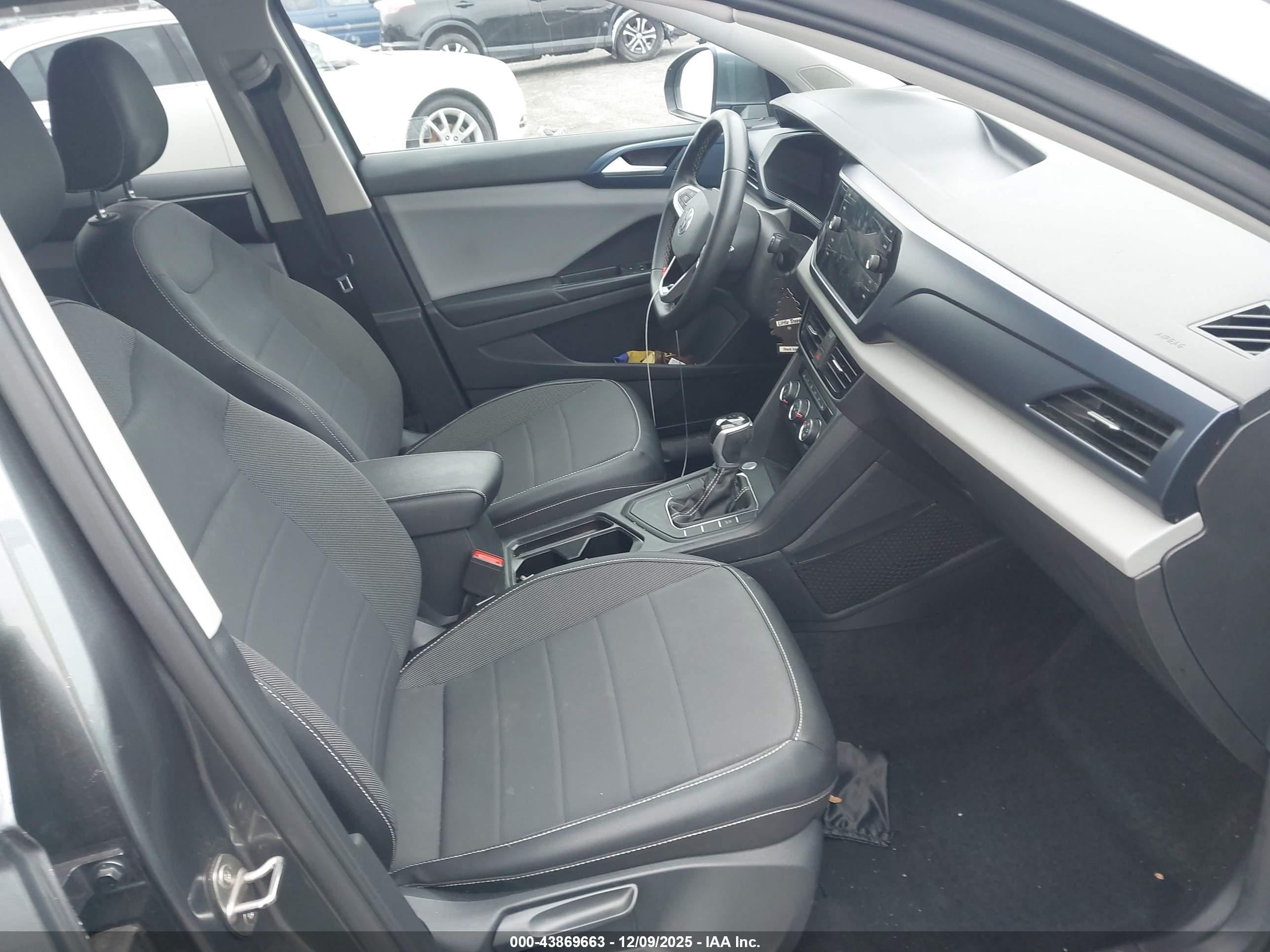 VOLKSWAGEN TAOS image 5