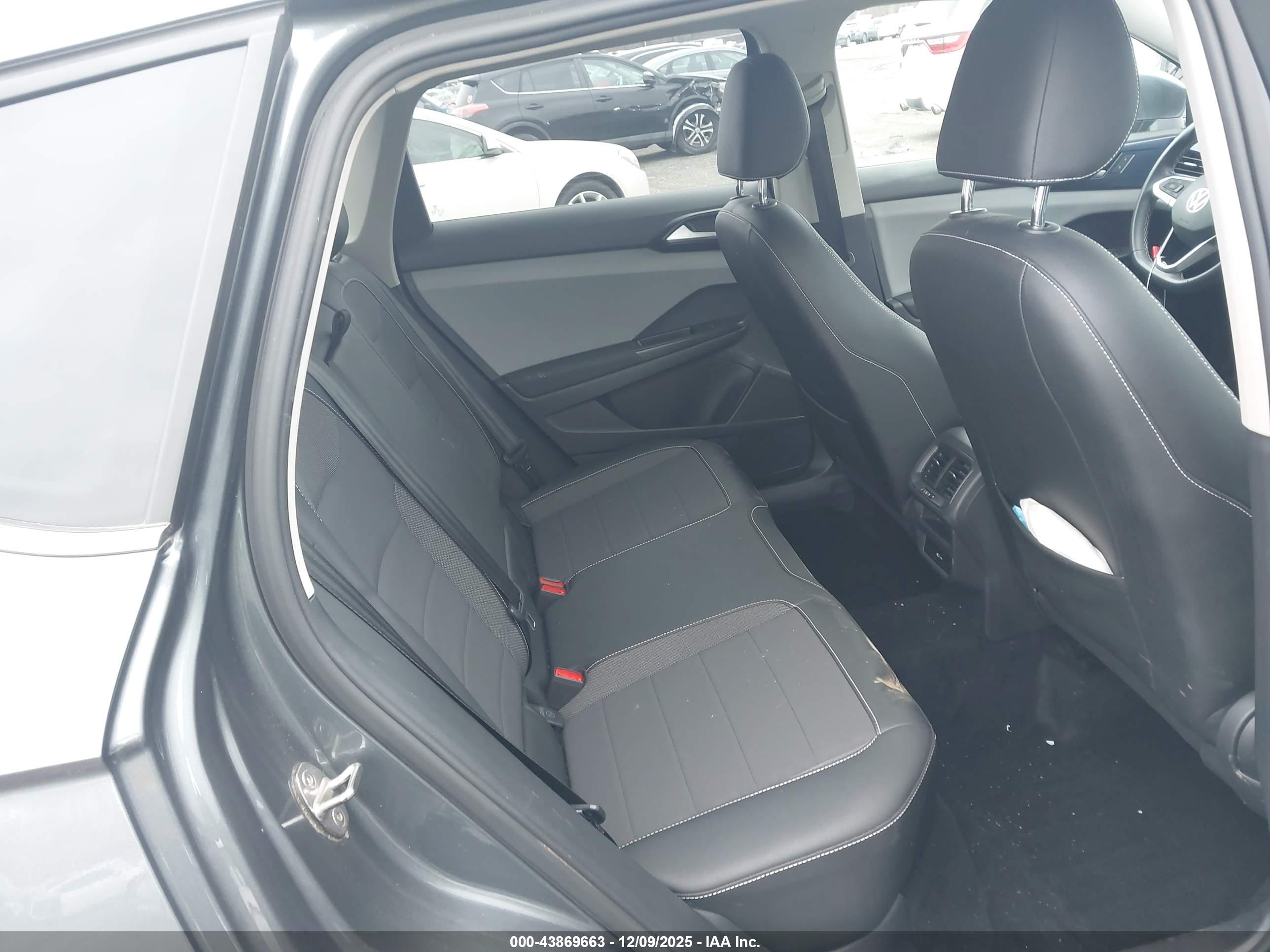 VOLKSWAGEN TAOS image 8