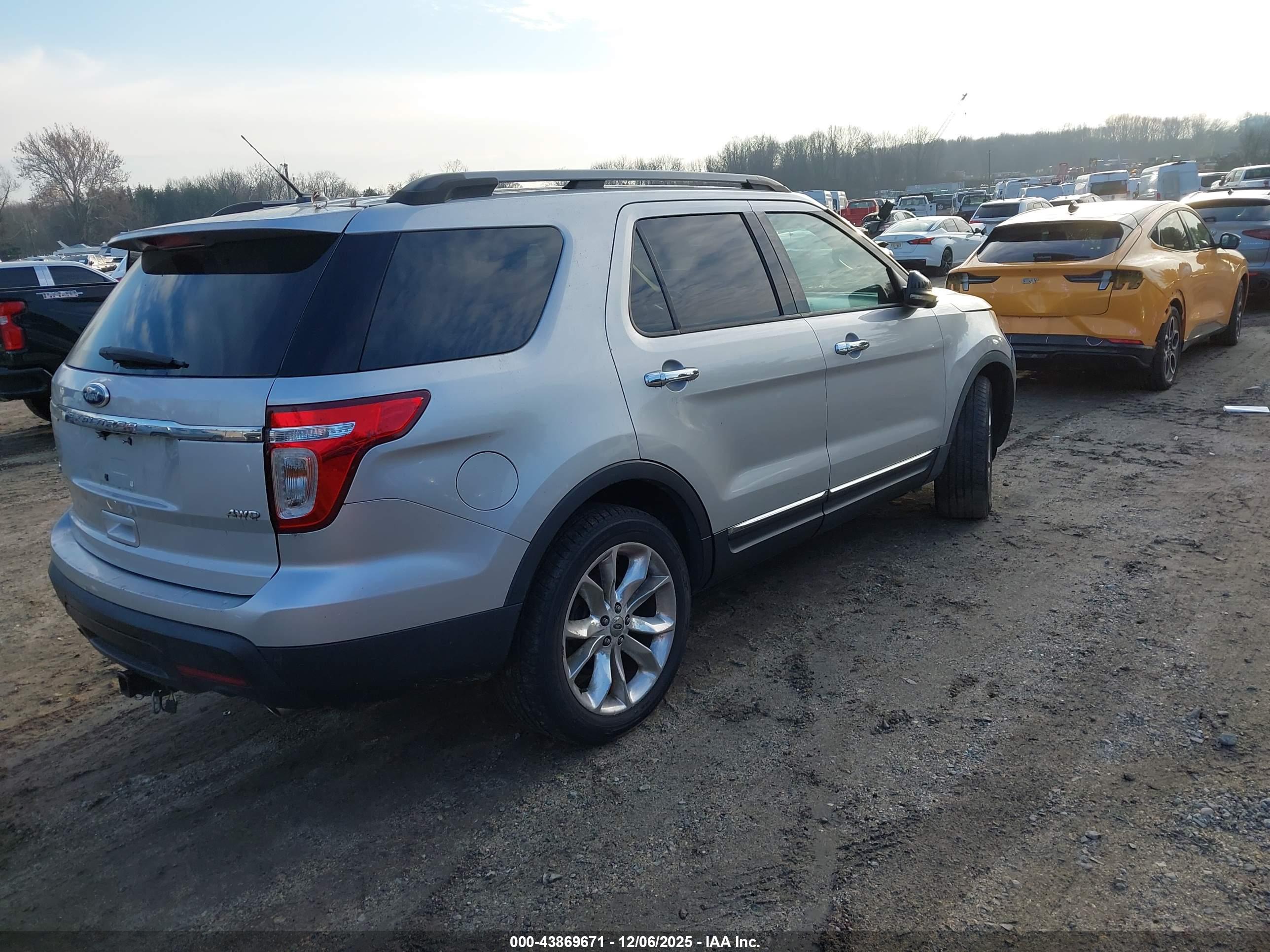 FORD EXPLORER image 4