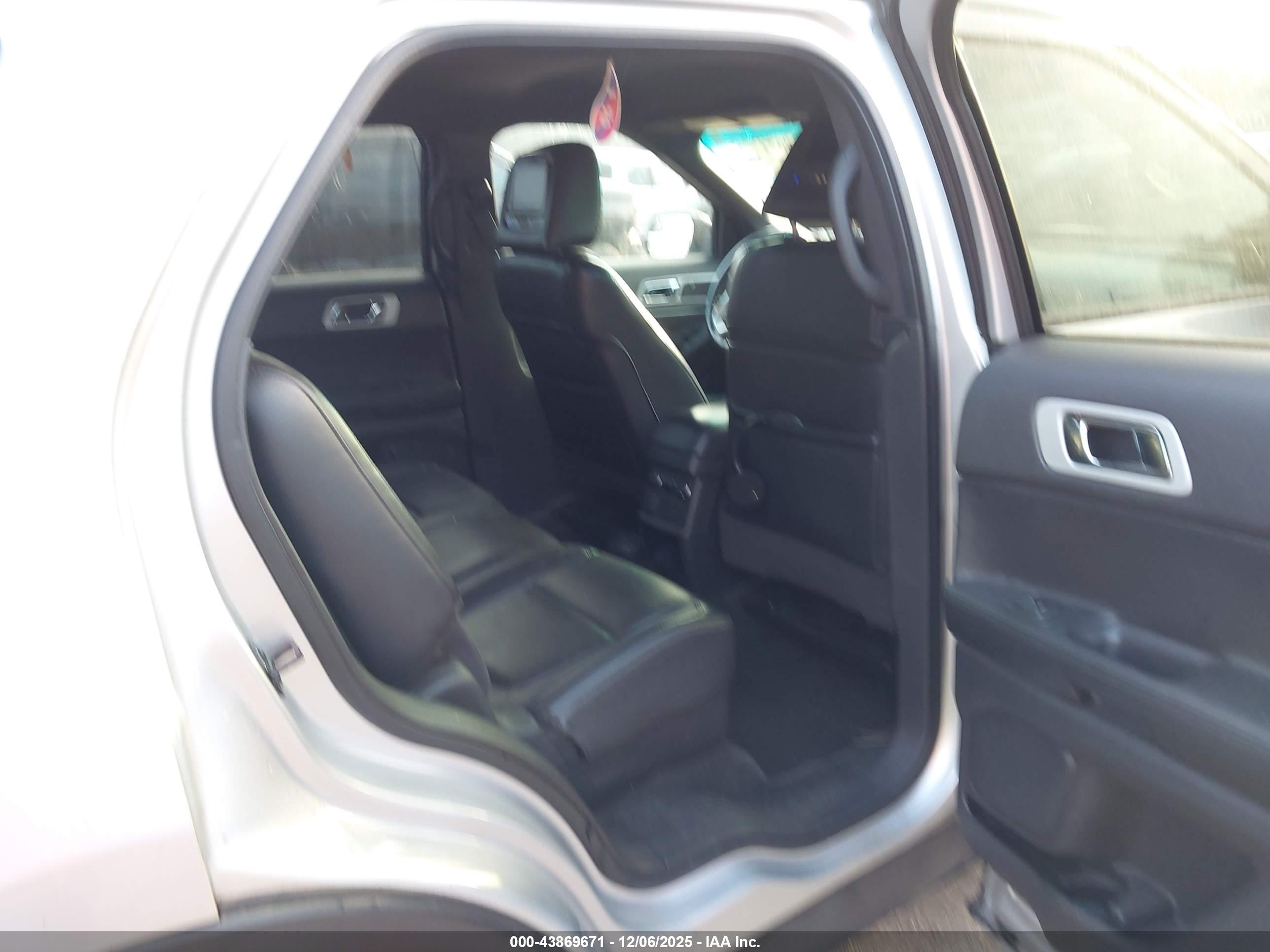 FORD EXPLORER image 8